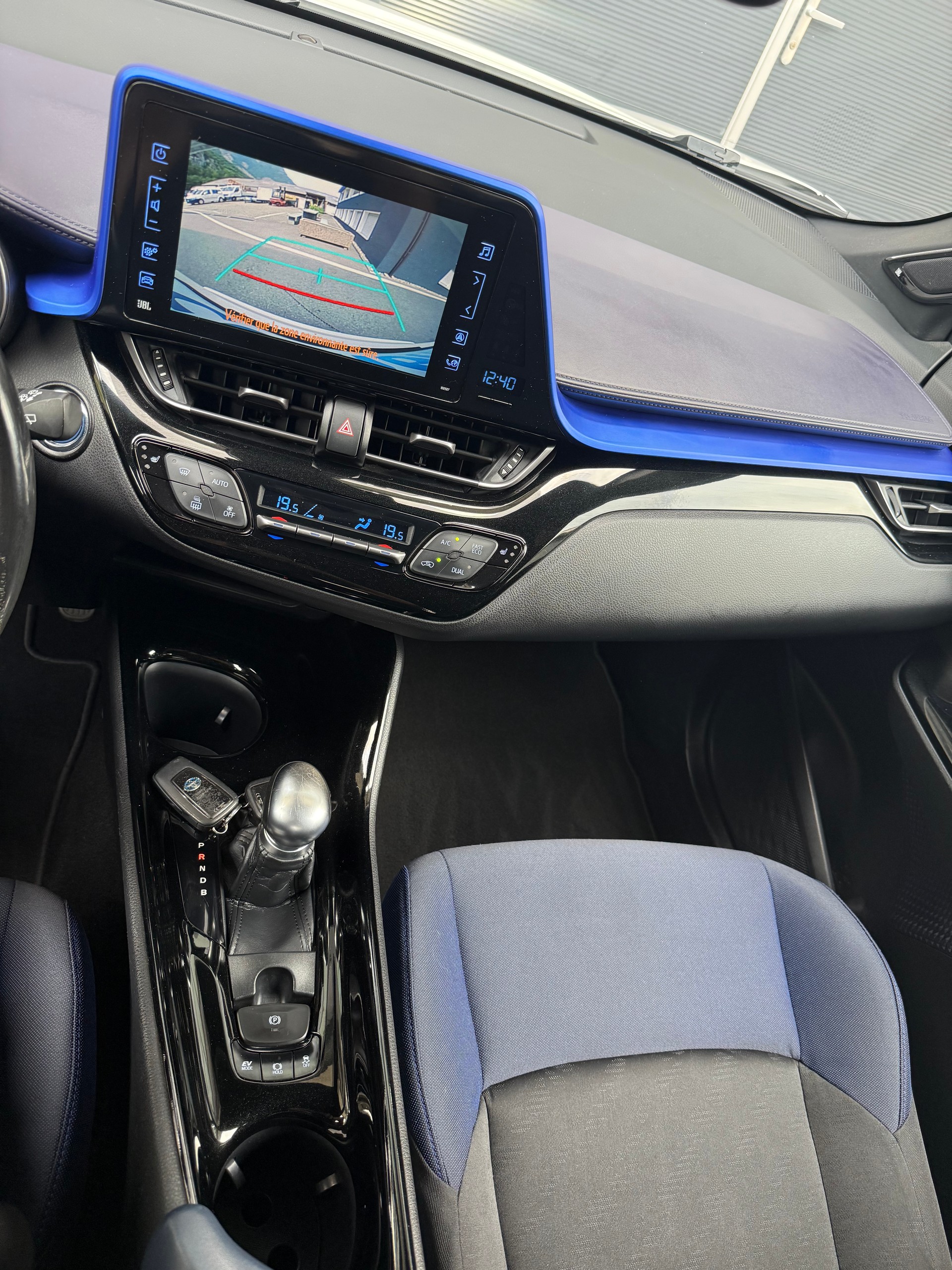 TOYOTA C-HR 1.8 HSD Premium CVT-image-14