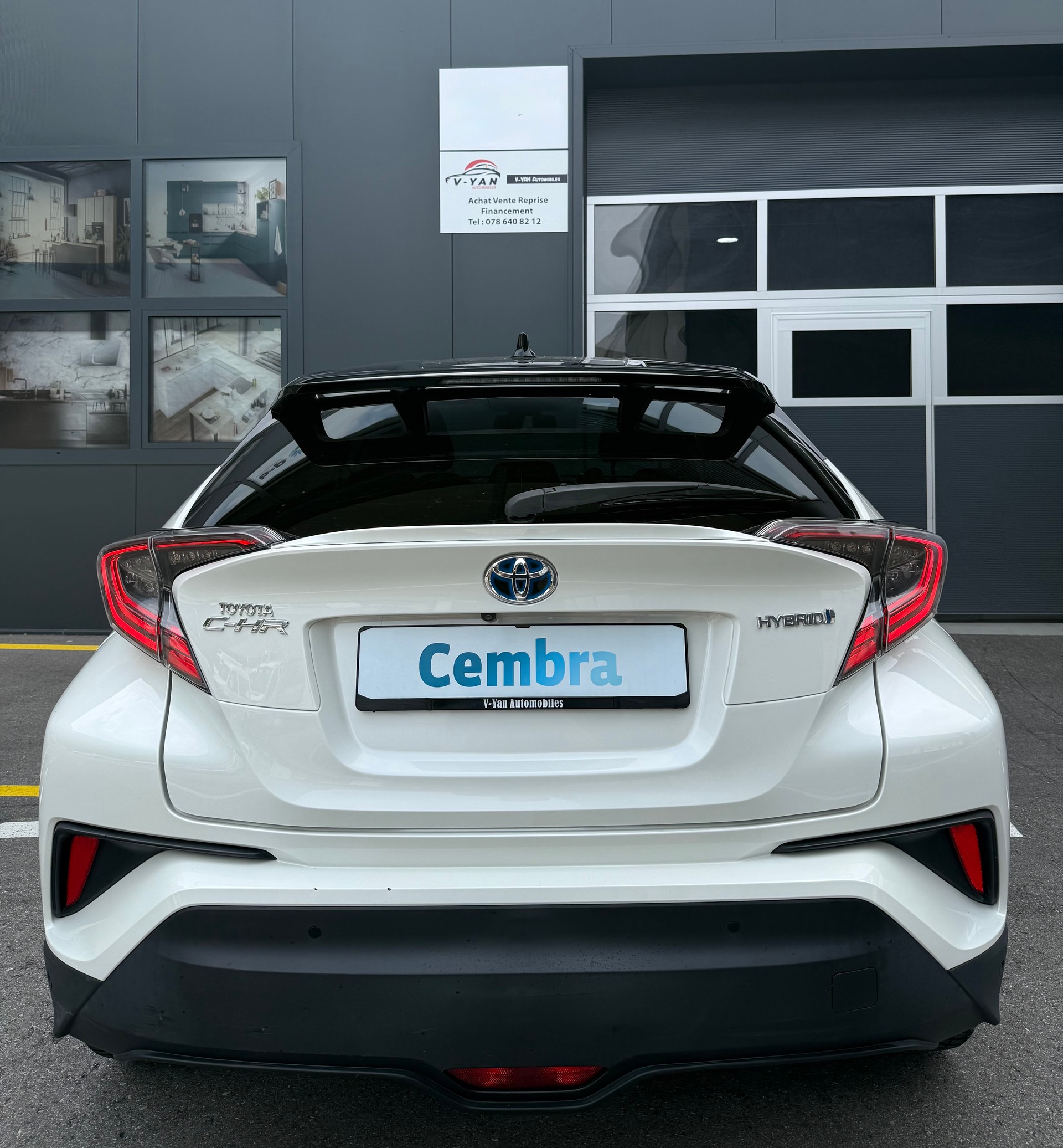 TOYOTA C-HR 1.8 HSD Premium CVT-image-4