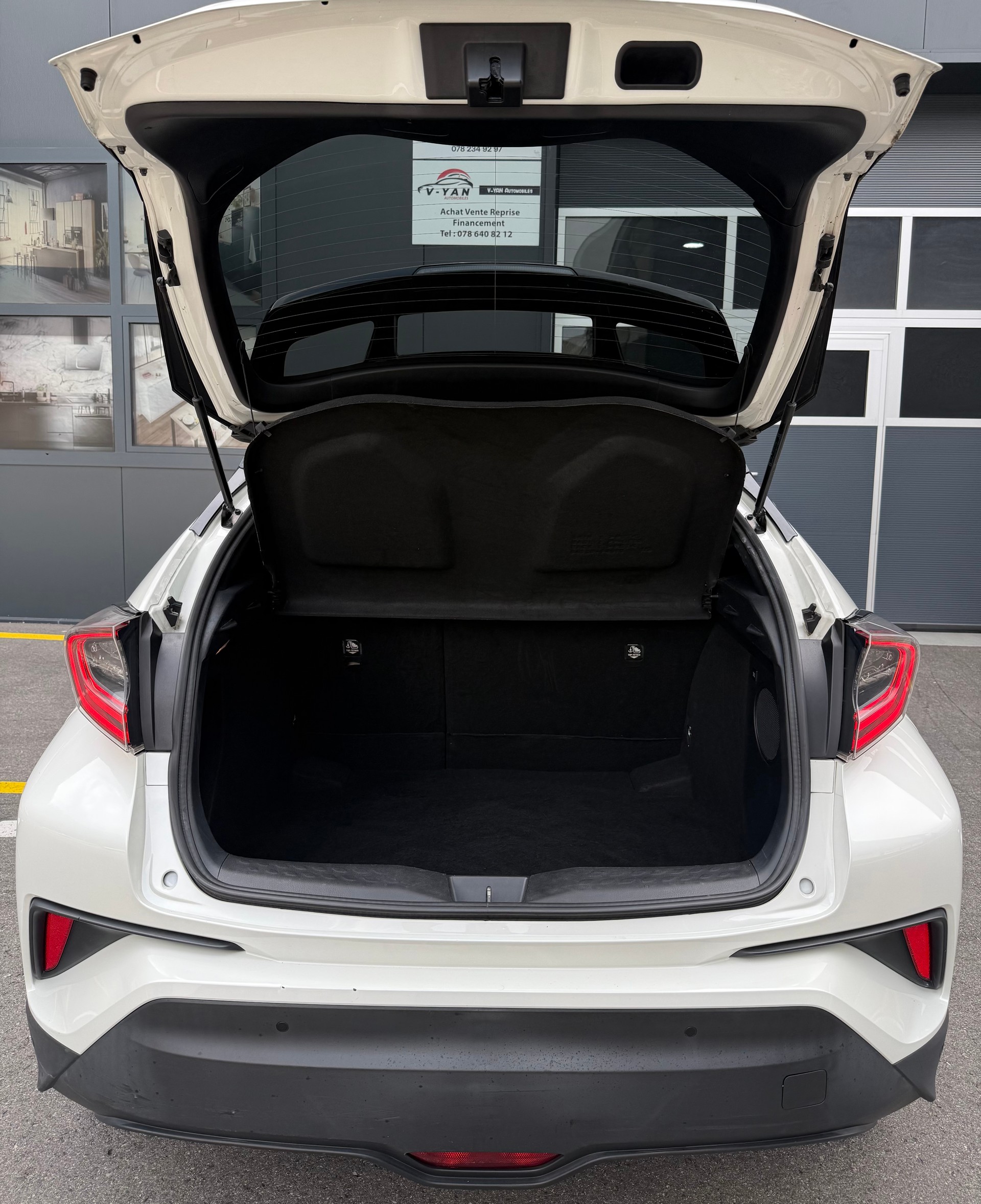 TOYOTA C-HR 1.8 HSD Premium CVT-image-7