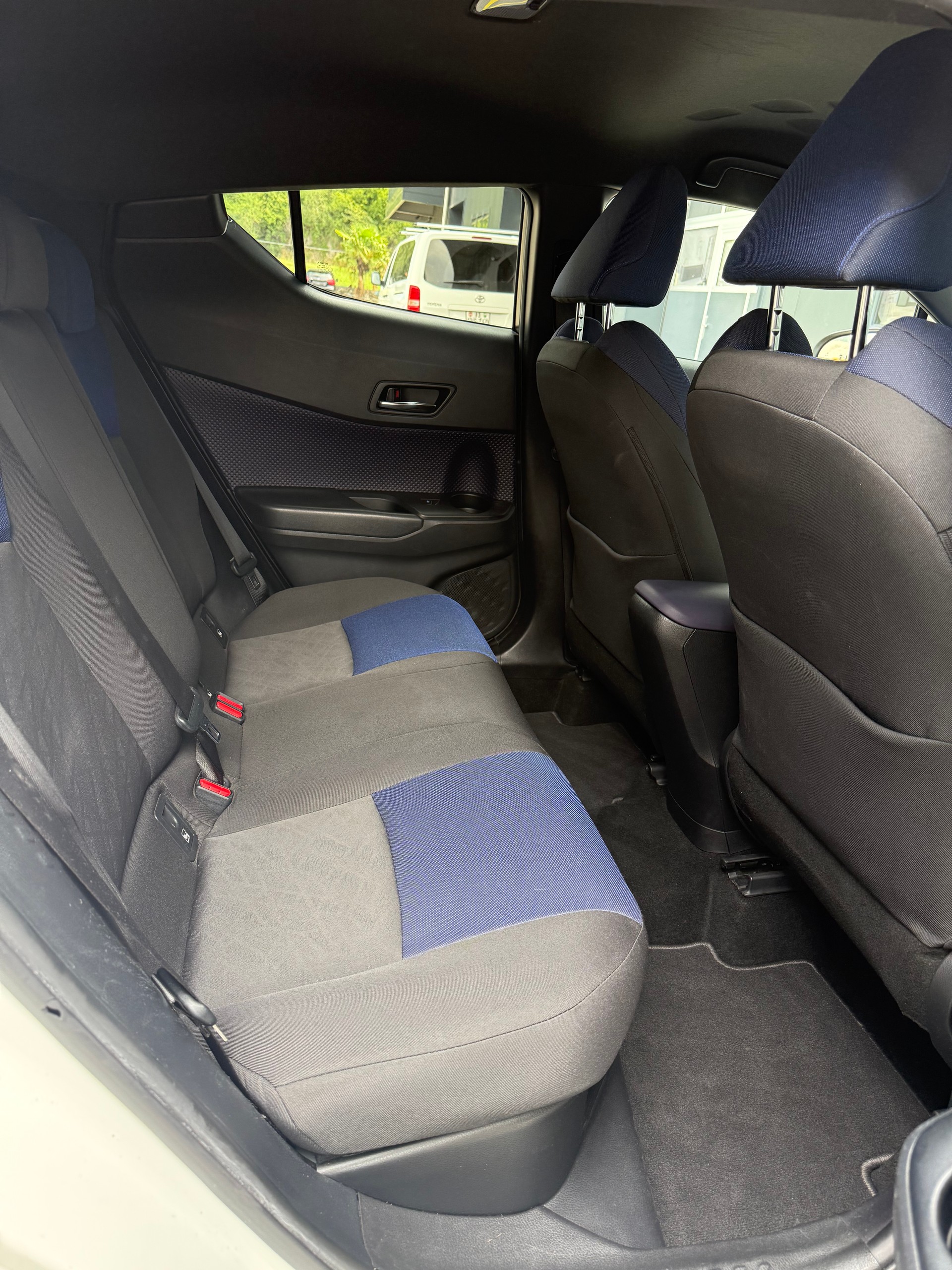 TOYOTA C-HR 1.8 HSD Premium CVT-image-8