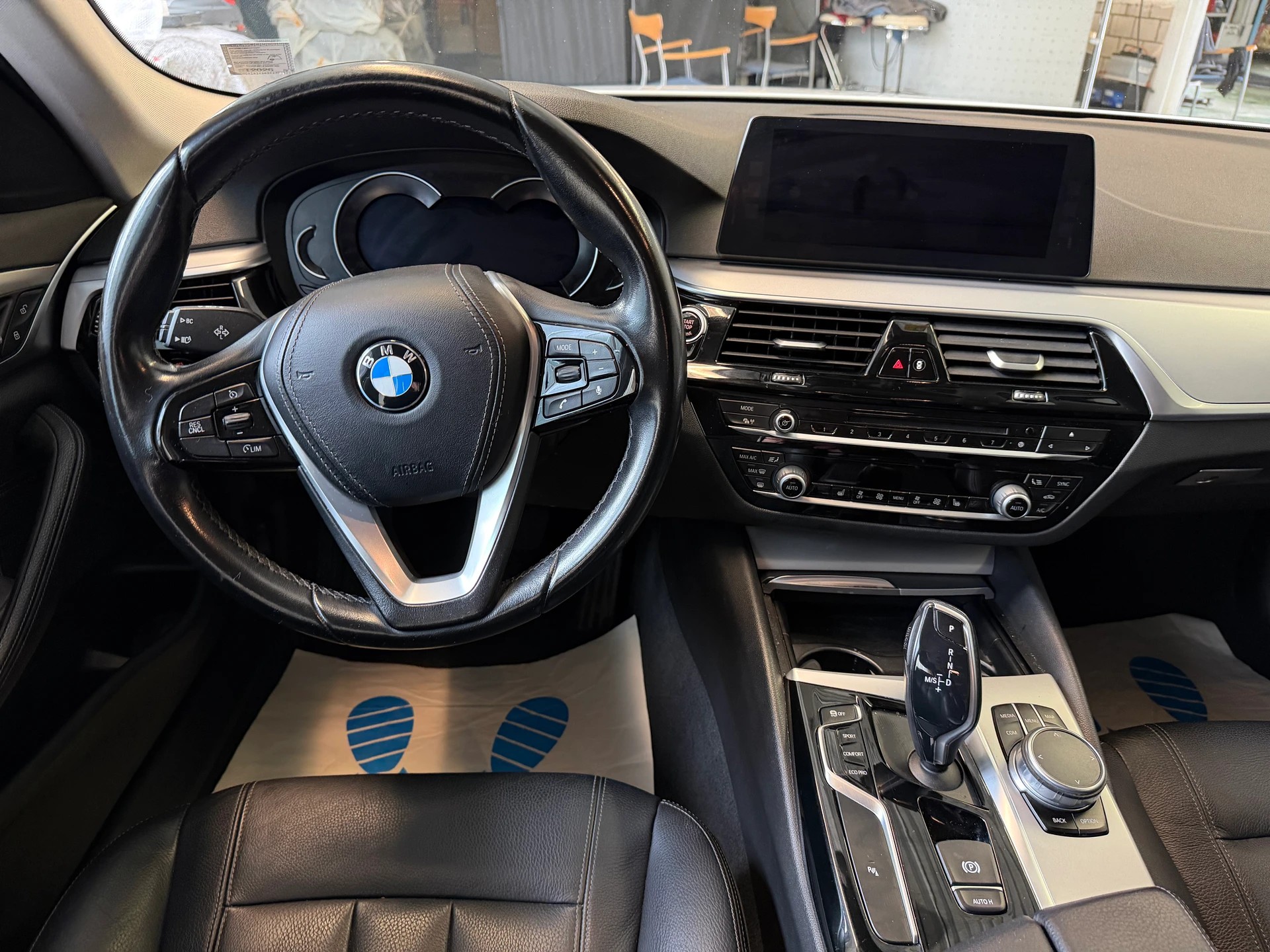 BMW 520d Steptronic | Frisch MFK | Navi | Adaptiv LED | Driving Assistant-image-11