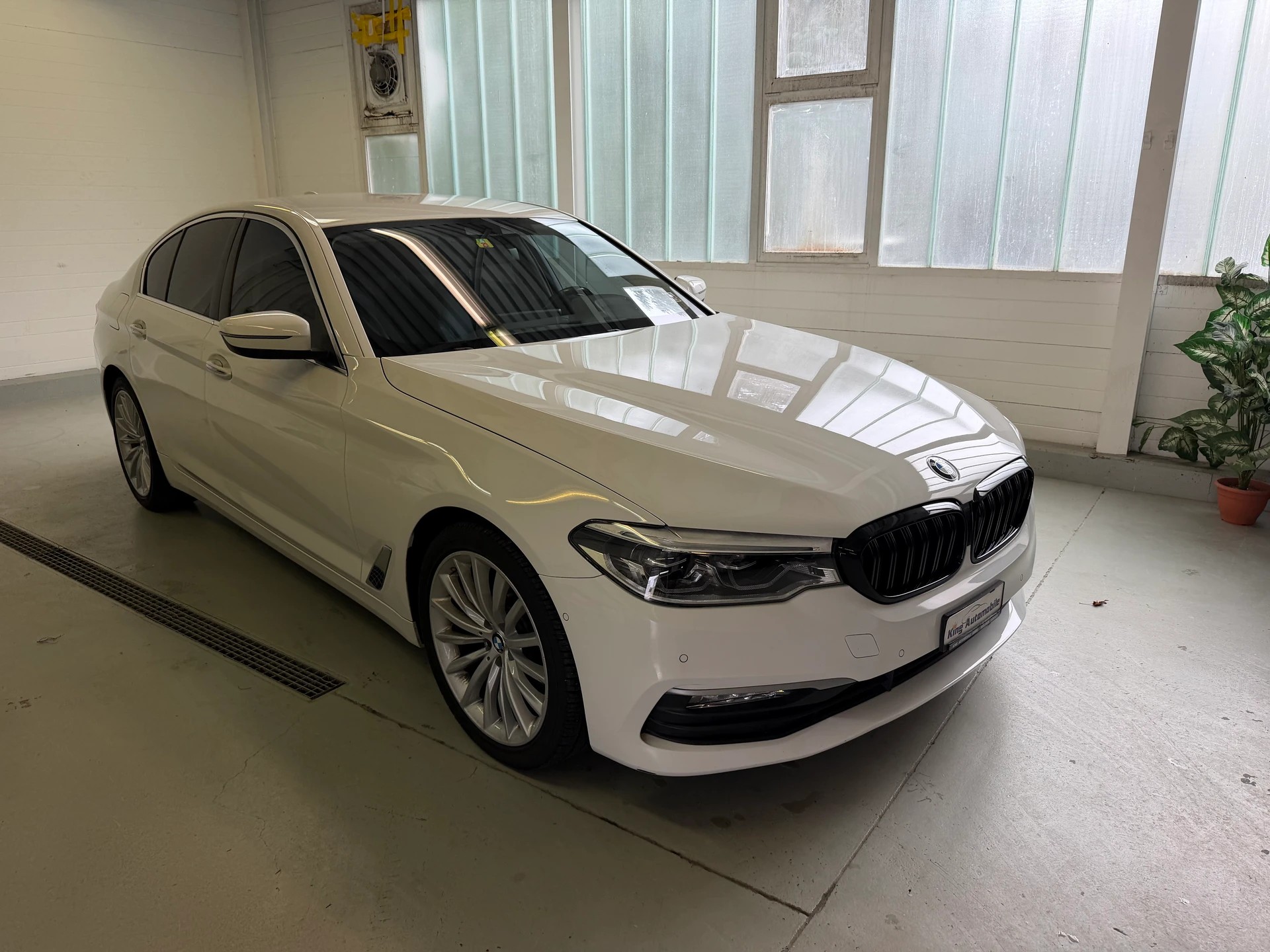 BMW 520d Steptronic | Frisch MFK | Navi | Adaptiv LED | Driving Assistant-image-0