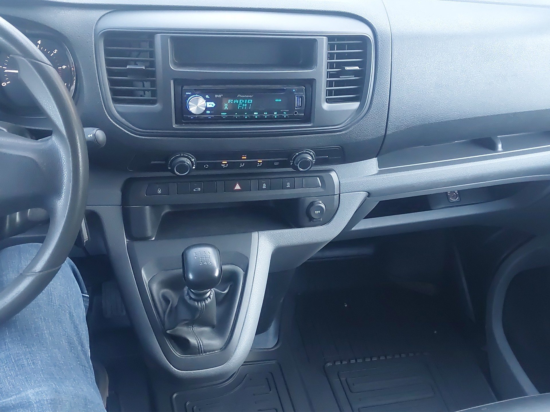 TOYOTA PROACE Van L2 2.0 D Terra 4x4-image-10