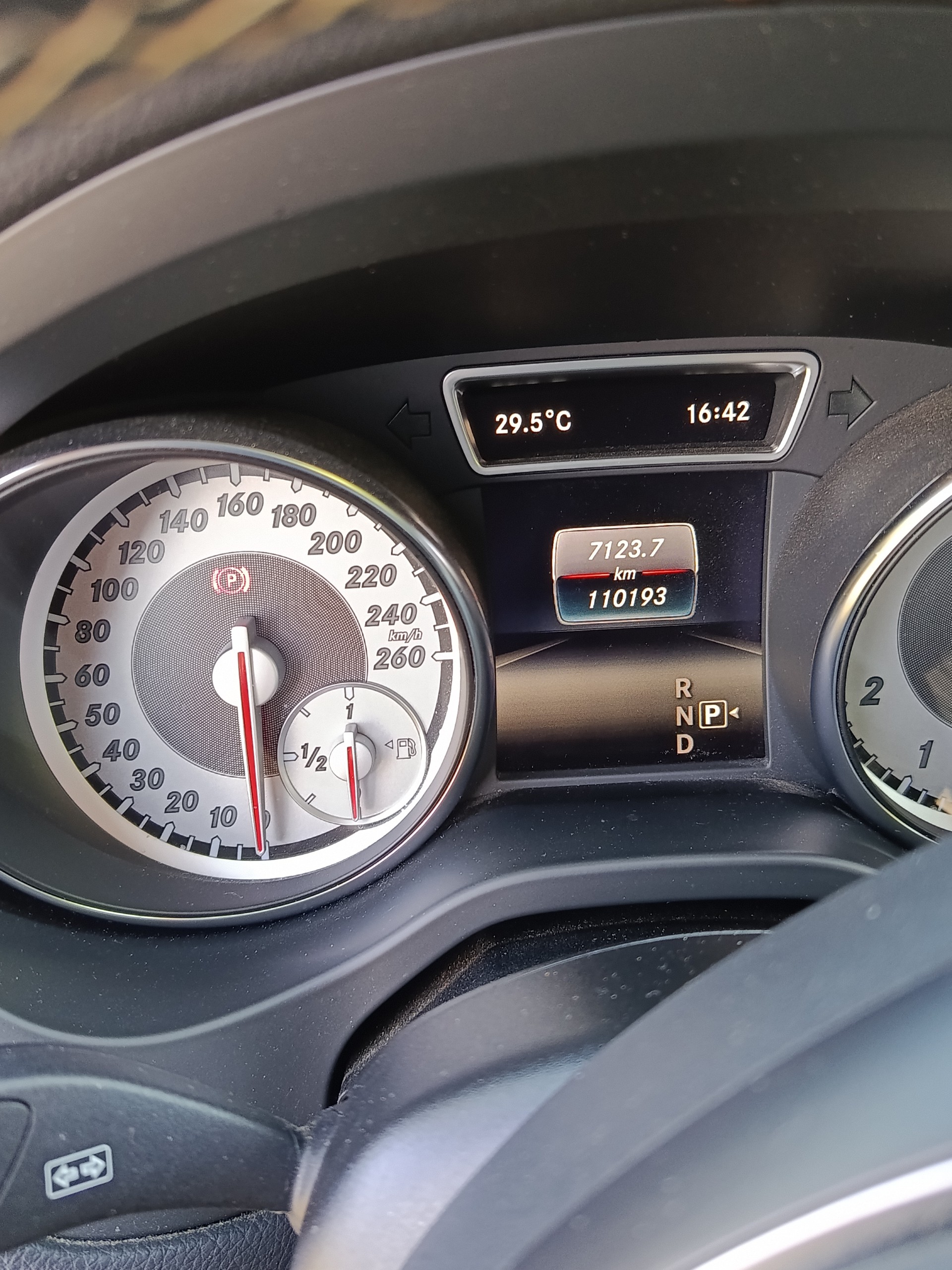 MERCEDES-BENZ GLA 200 Night Star-image-4