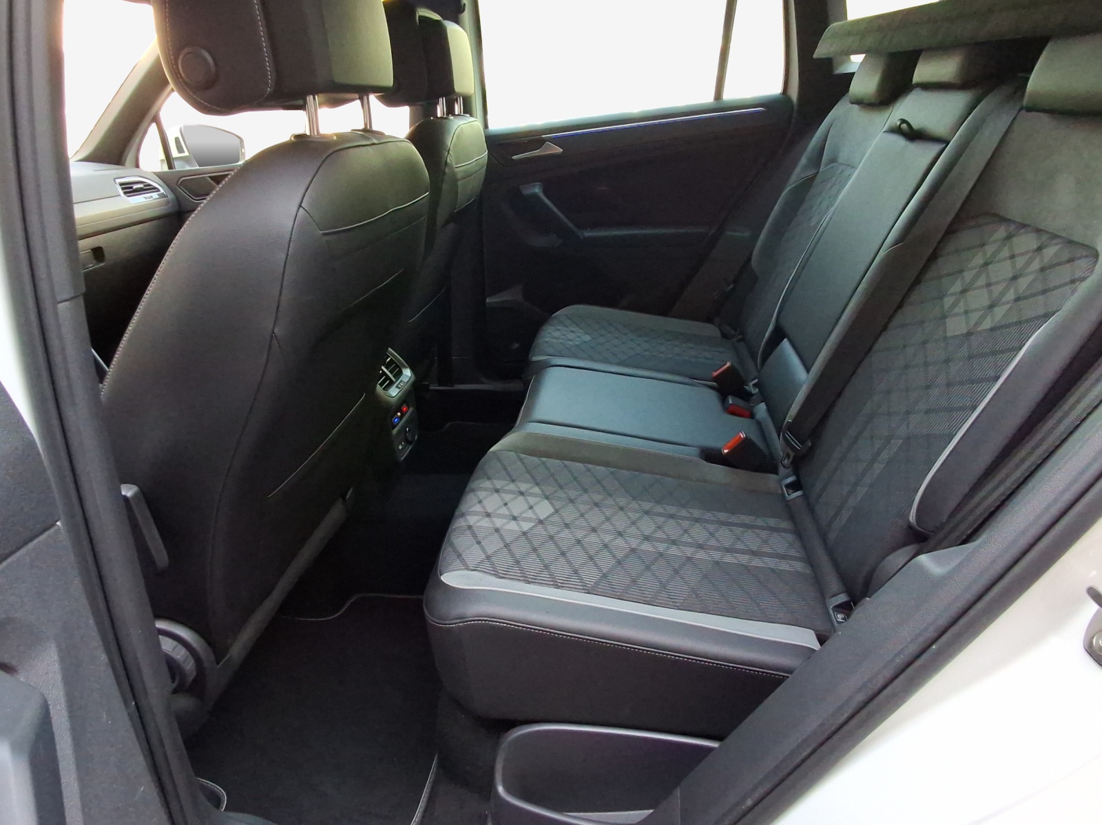 VW Tiguan 2.0 TDI SCR R-Line 4Motion DSG-image-11