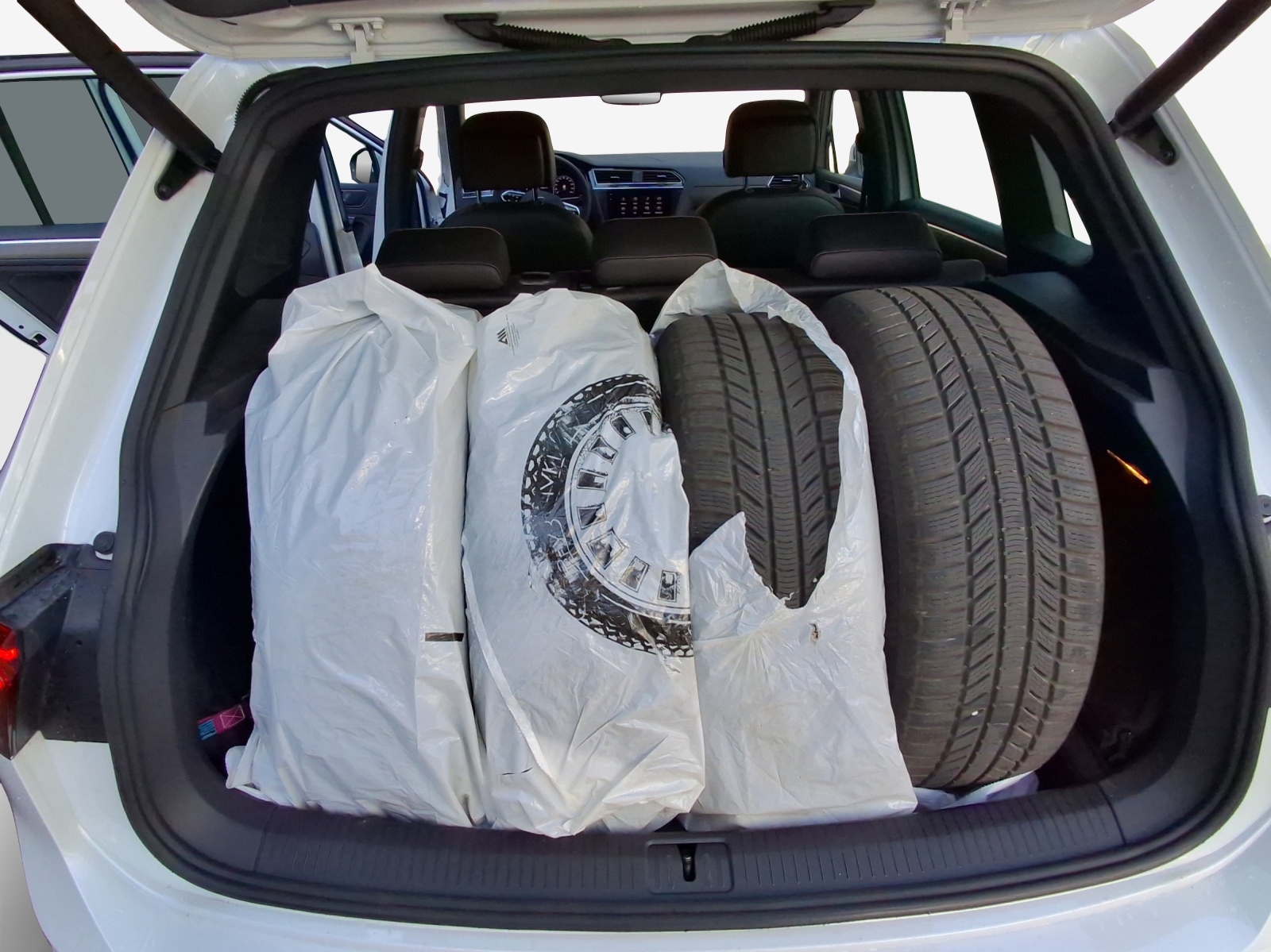 VW Tiguan 2.0 TDI SCR R-Line 4Motion DSG-image-12