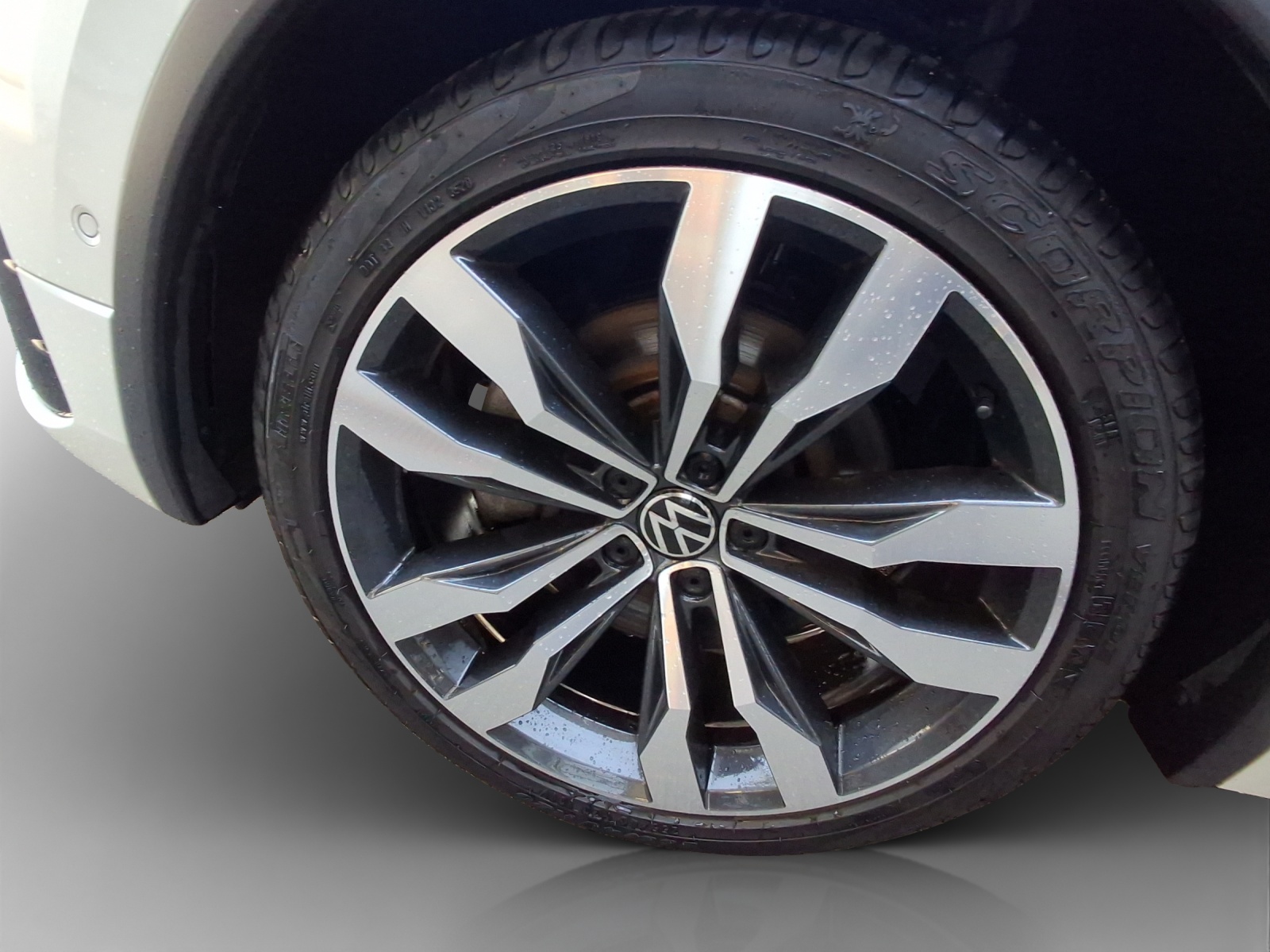 VW Tiguan 2.0 TDI SCR R-Line 4Motion DSG-image-14