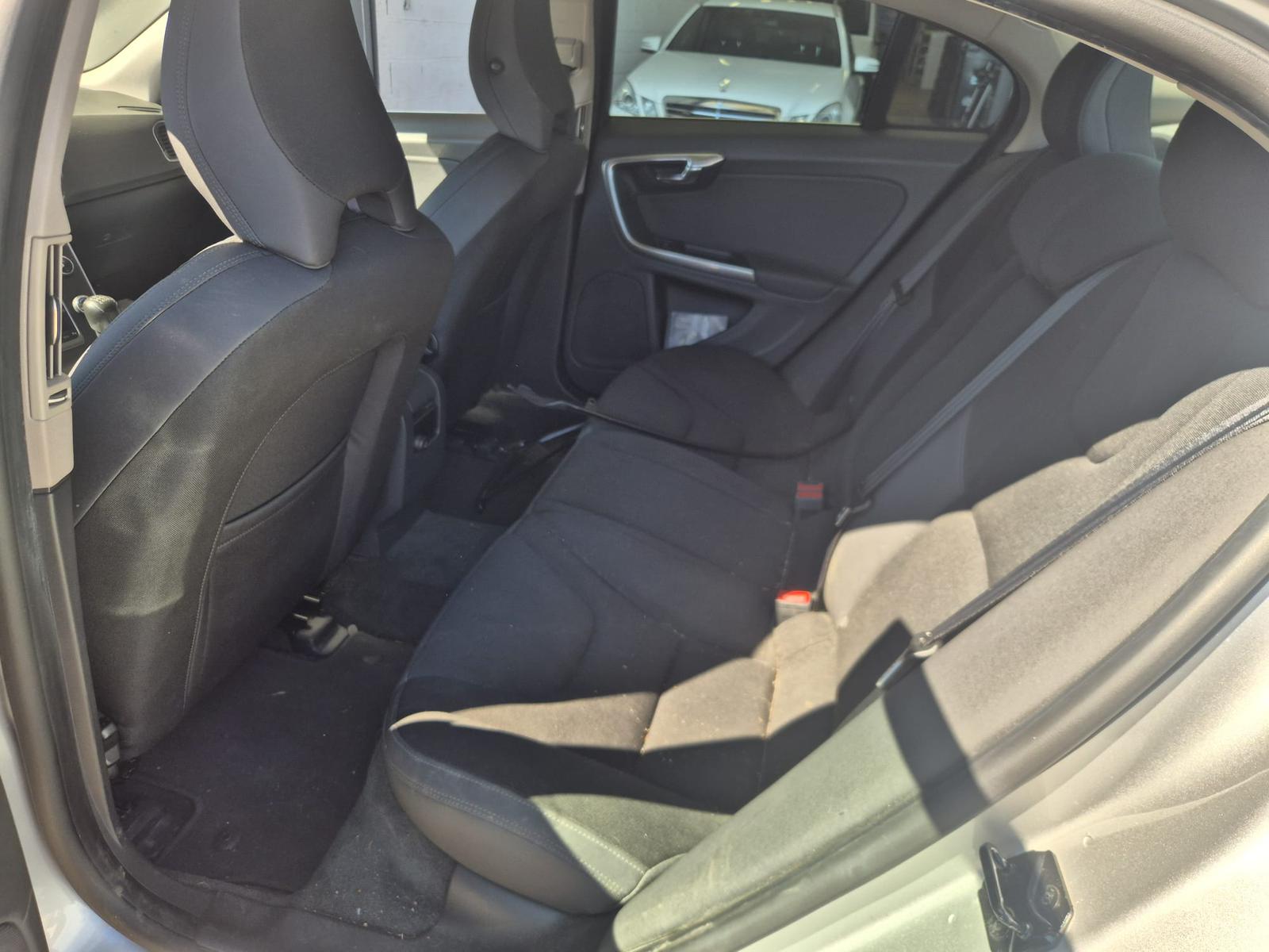 VOLVO S60 D3-image-7