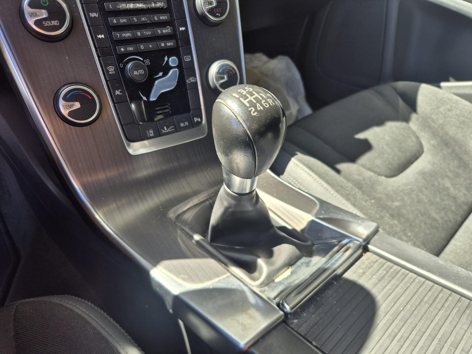 VOLVO S60 D3-image-11