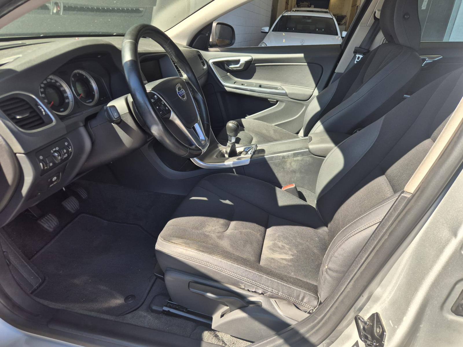 VOLVO S60 D3-image-9