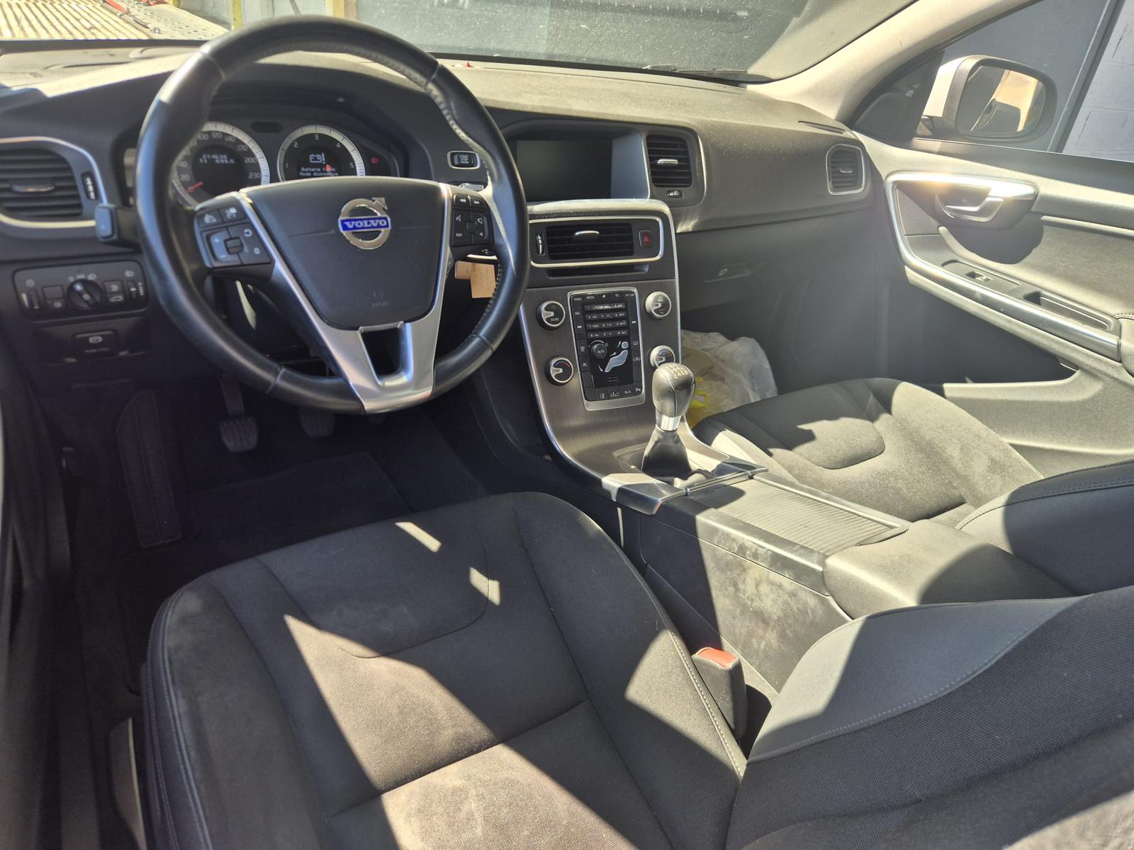 VOLVO S60 D3-image-8