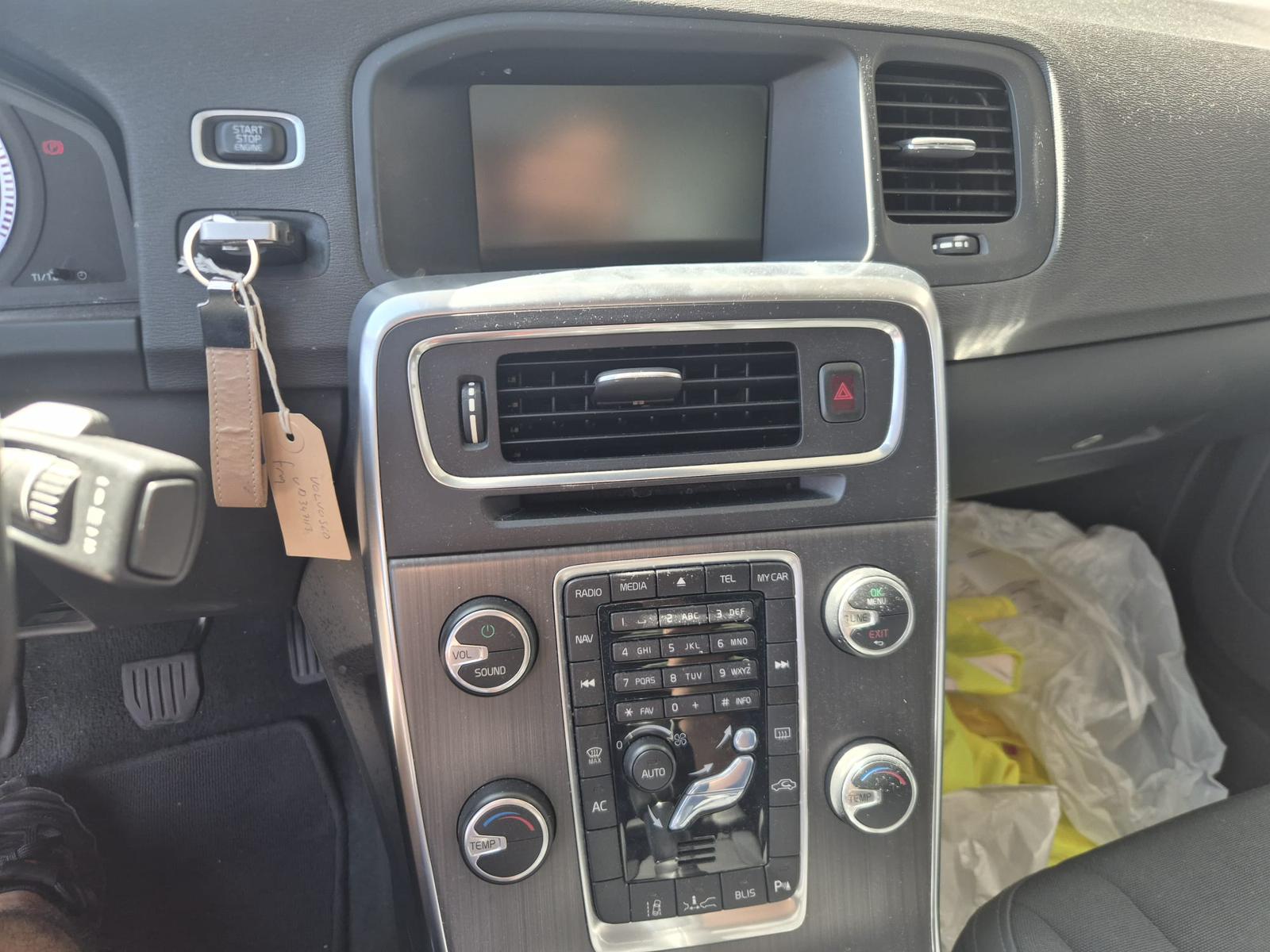 VOLVO S60 D3-image-10