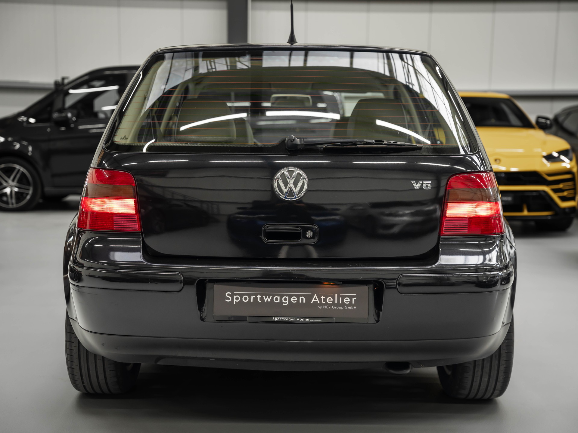 VW Golf 2.3 Highline-showroom-element-2