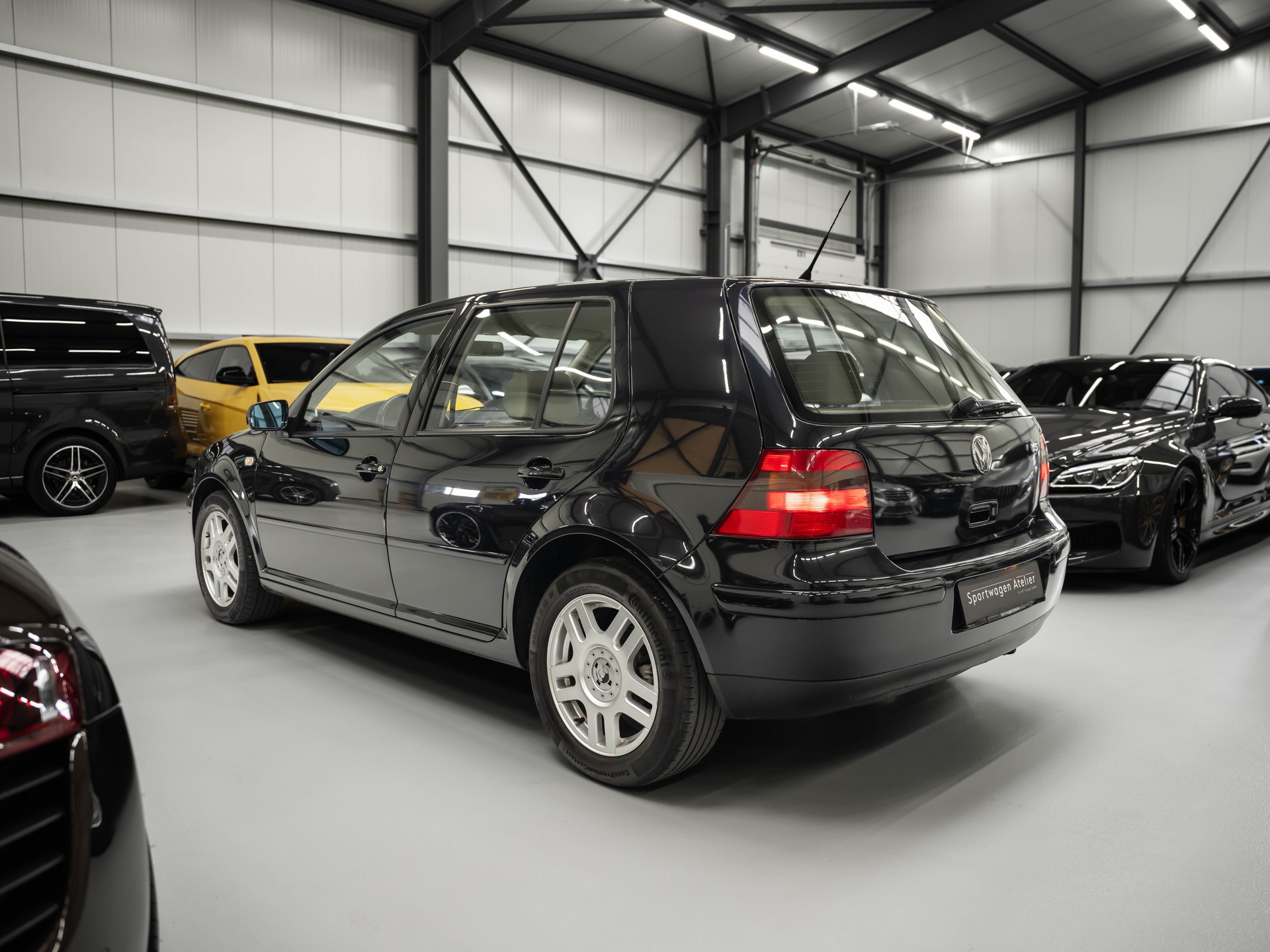 VW Golf 2.3 Highline-showroom-element-1