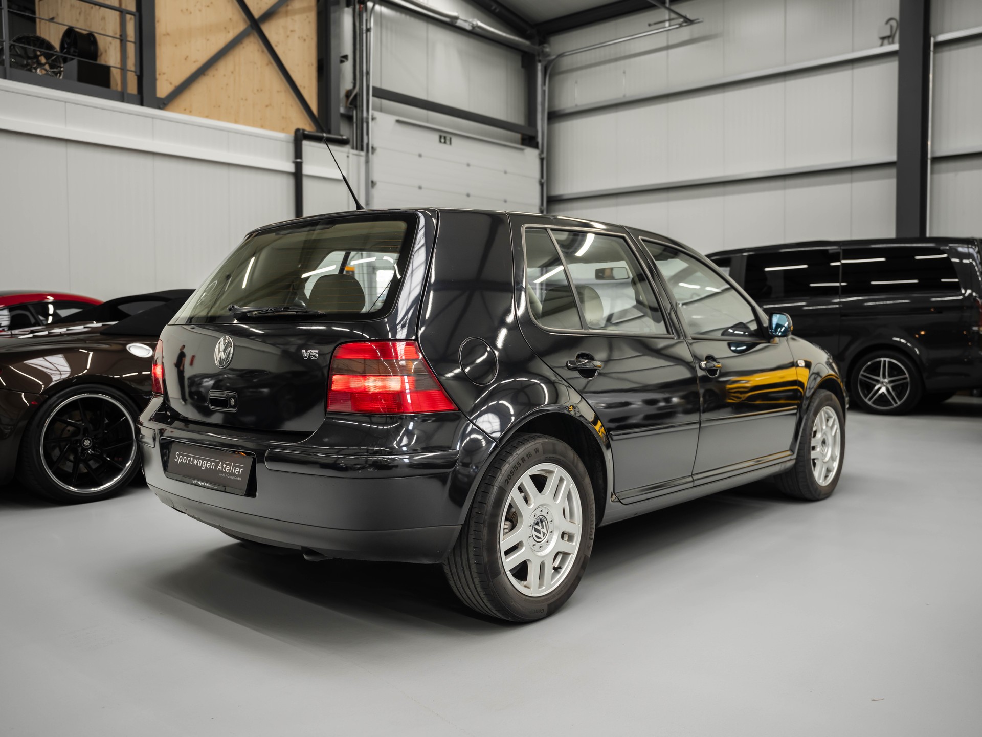 VW Golf 2.3 Highline-showroom-element-3