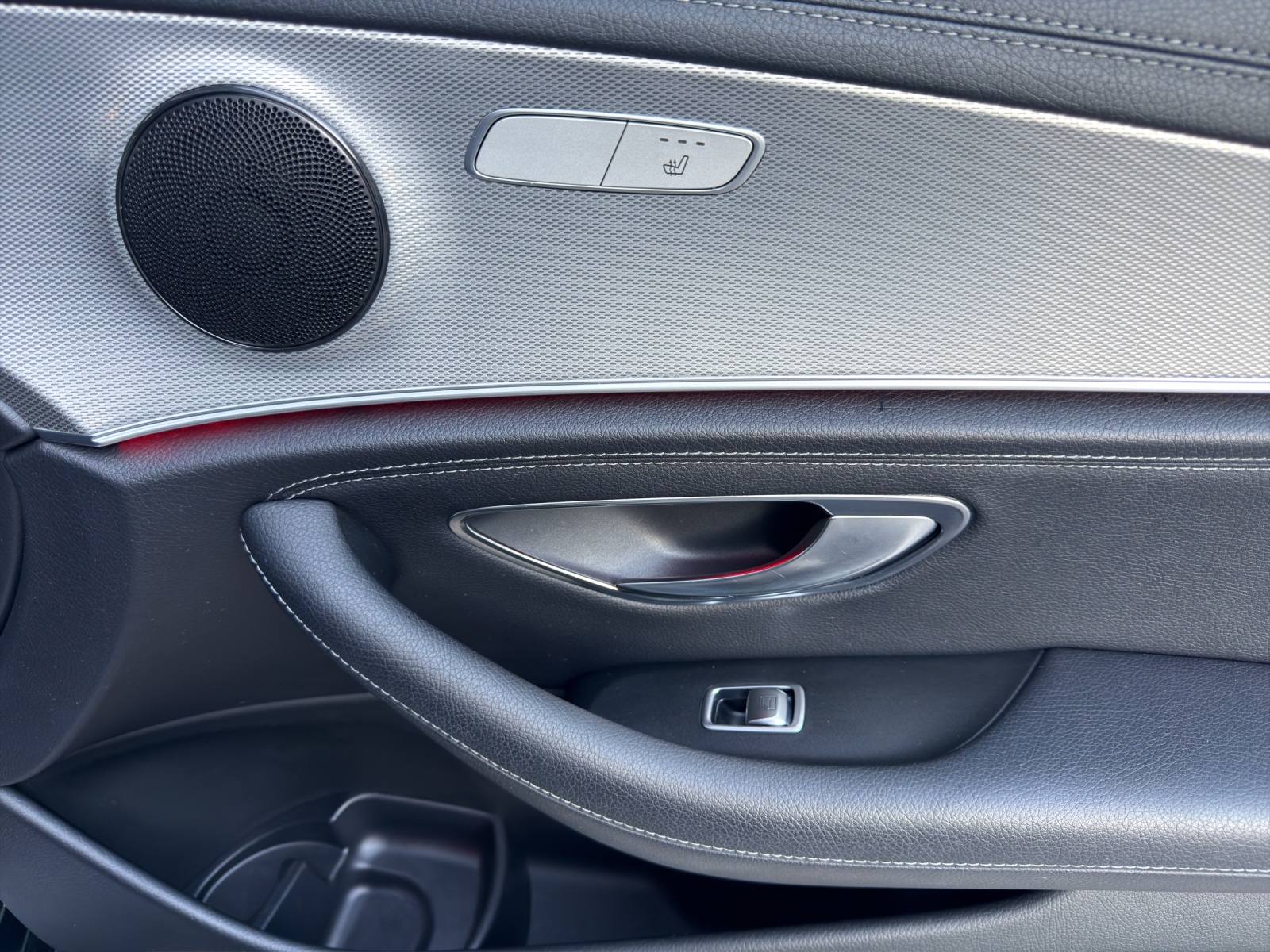 MERCEDES-BENZ E 200 AMG Line 4Matic 9G-Tronic-image-16