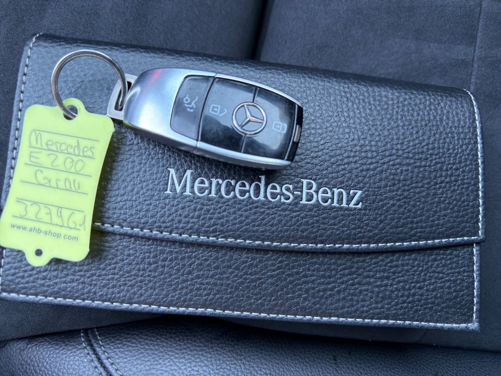 MERCEDES-BENZ E 200 AMG Line 4Matic 9G-Tronic-image-23