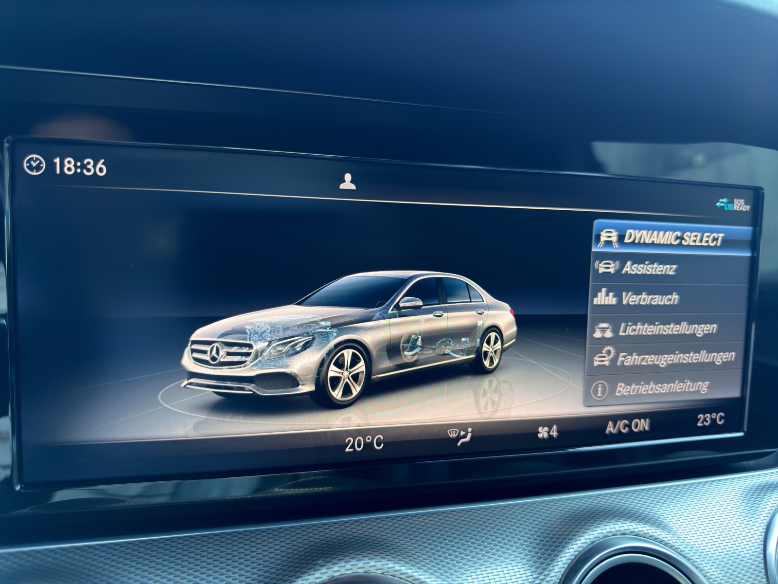 MERCEDES-BENZ E 200 AMG Line 4Matic 9G-Tronic-image-26