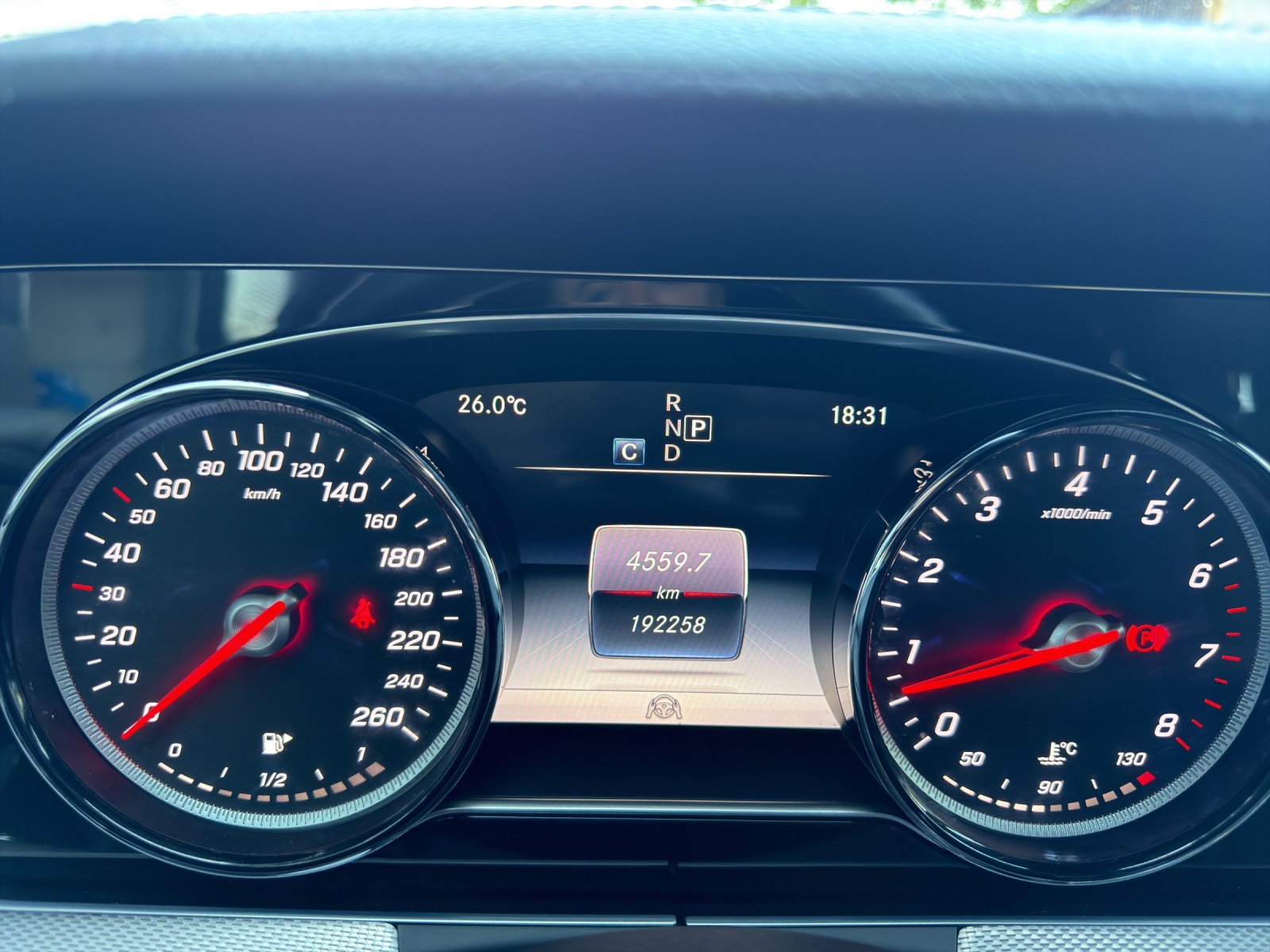 MERCEDES-BENZ E 200 AMG Line 4Matic 9G-Tronic-image-22