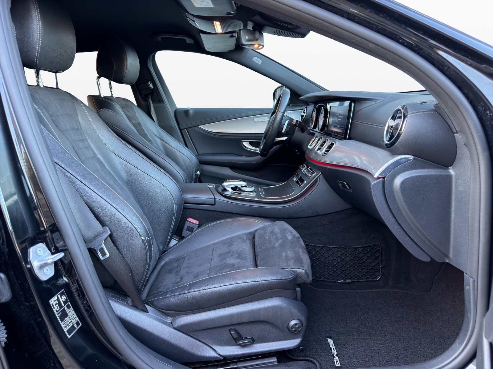 MERCEDES-BENZ E 200 AMG Line 4Matic 9G-Tronic-image-14