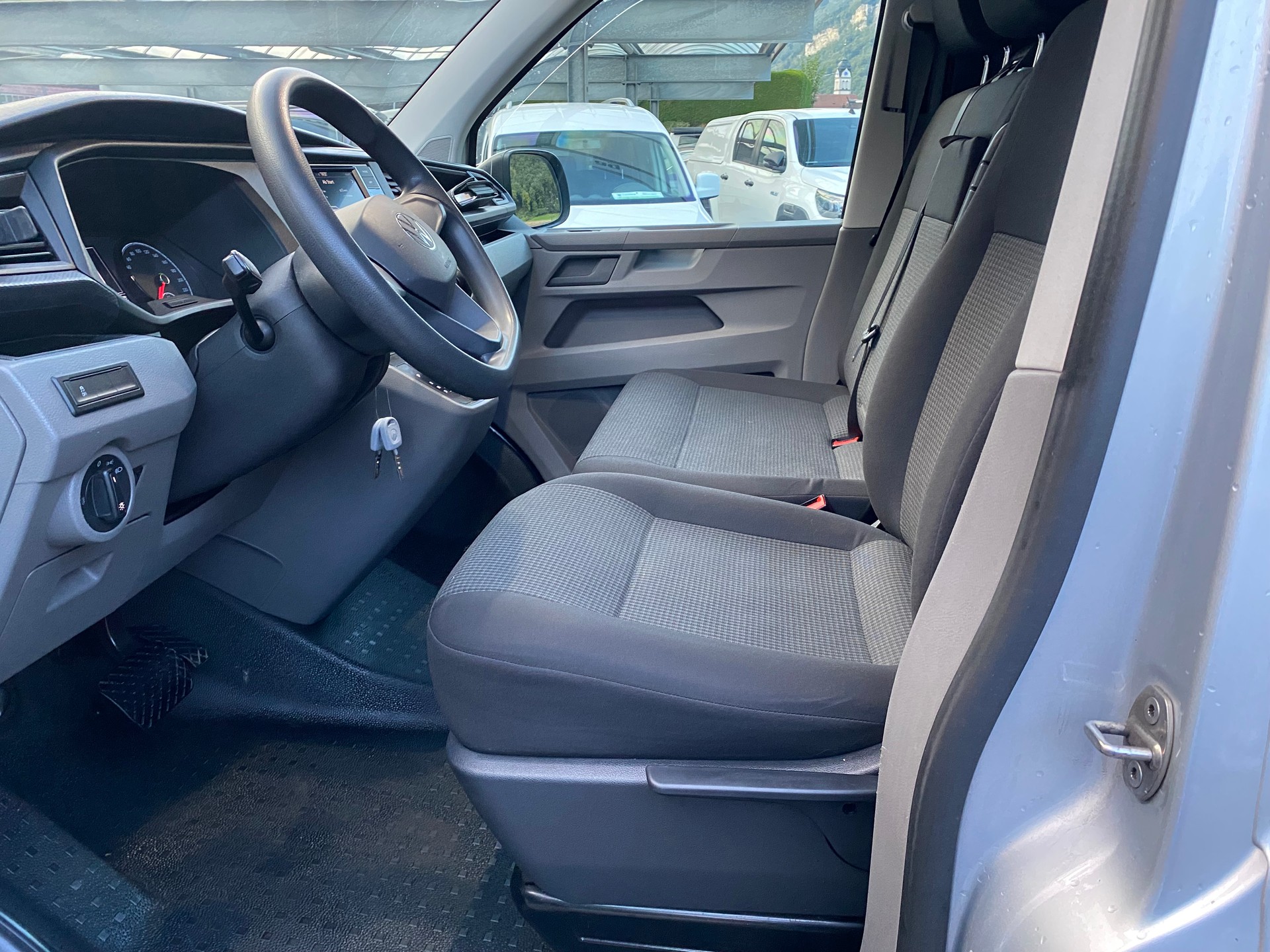 VW T6.1 2.0 TDI 4Motion DSG-image-2