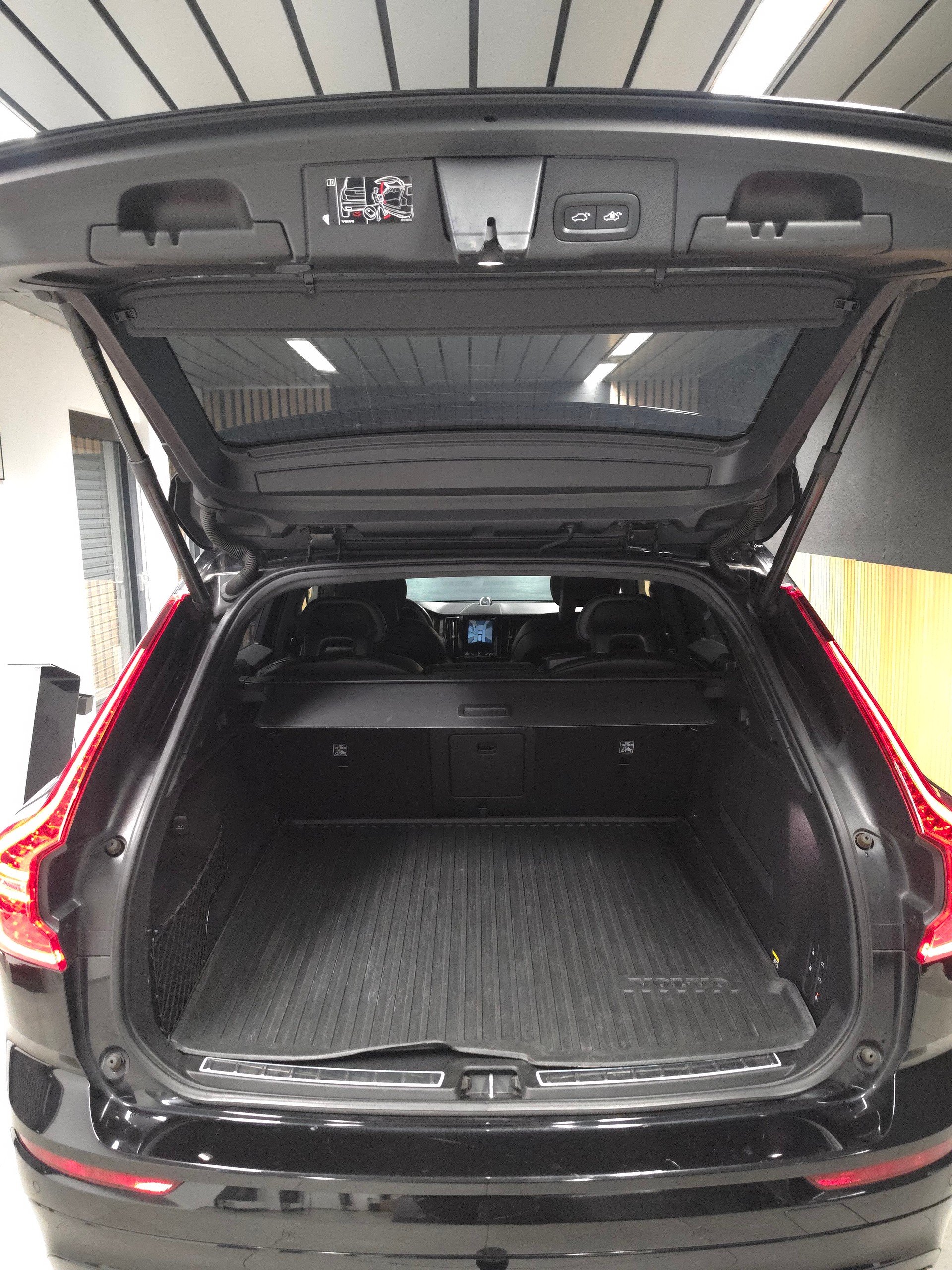 VOLVO XC60 T5 AWD R-Design Geartronic-image-4