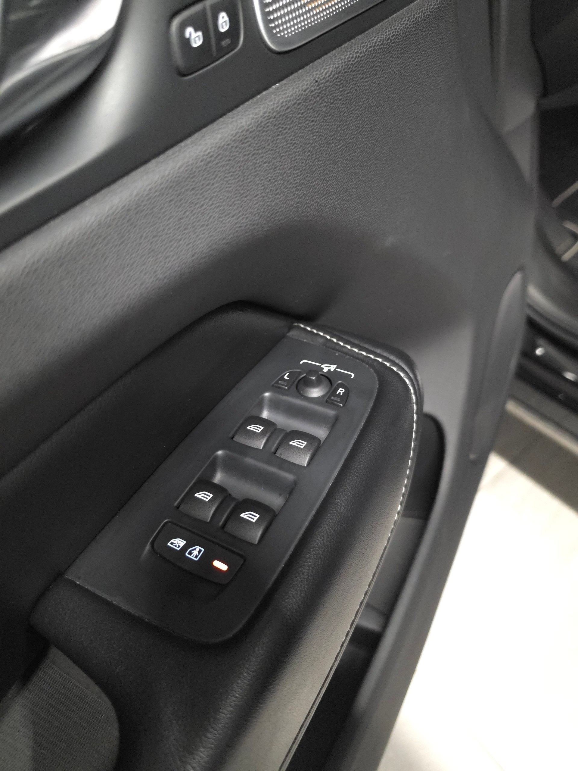 VOLVO XC60 T5 AWD R-Design Geartronic-image-26