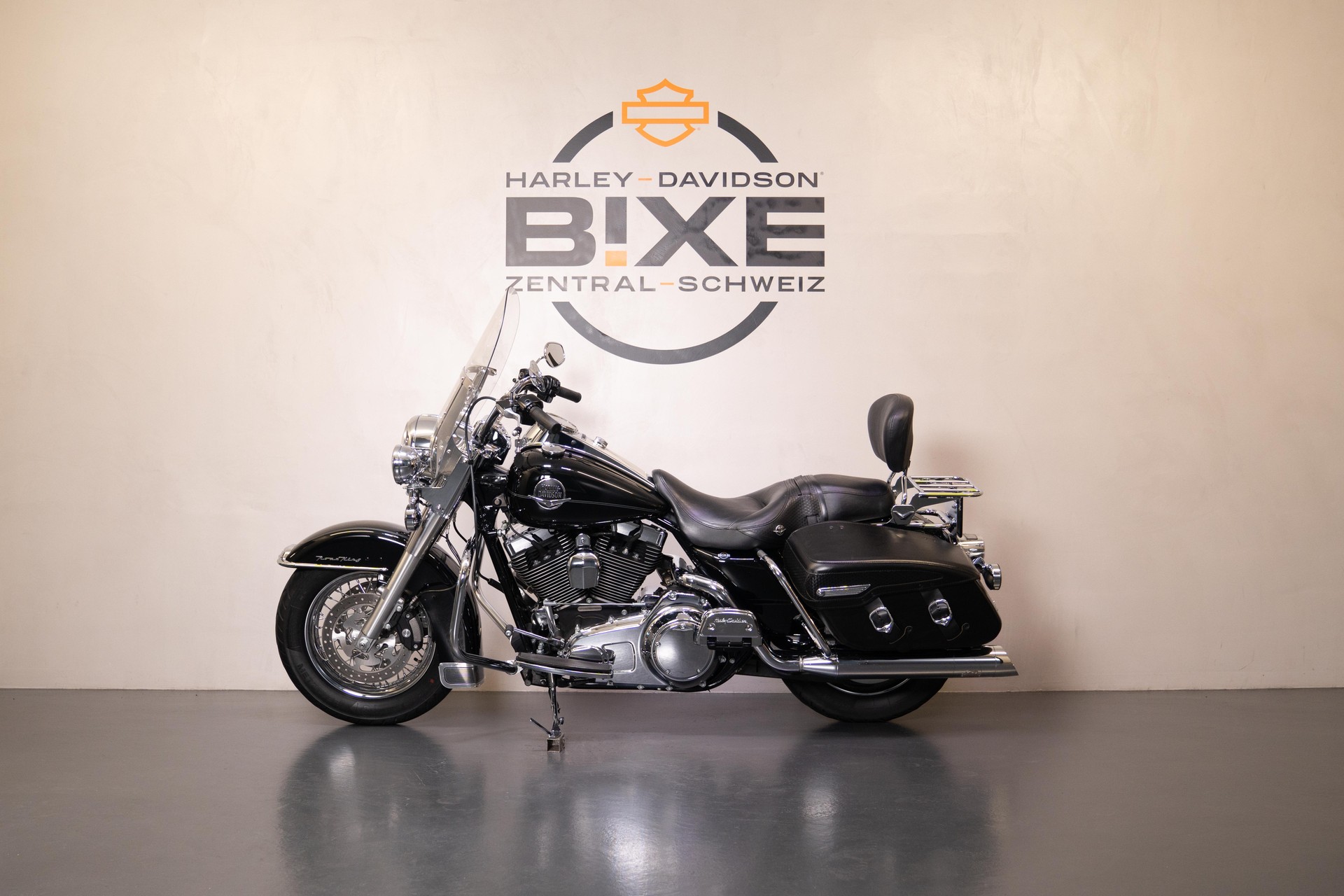 HARLEY-DAVIDSON FLHRC Road King Classic ABS-showroom-element-1