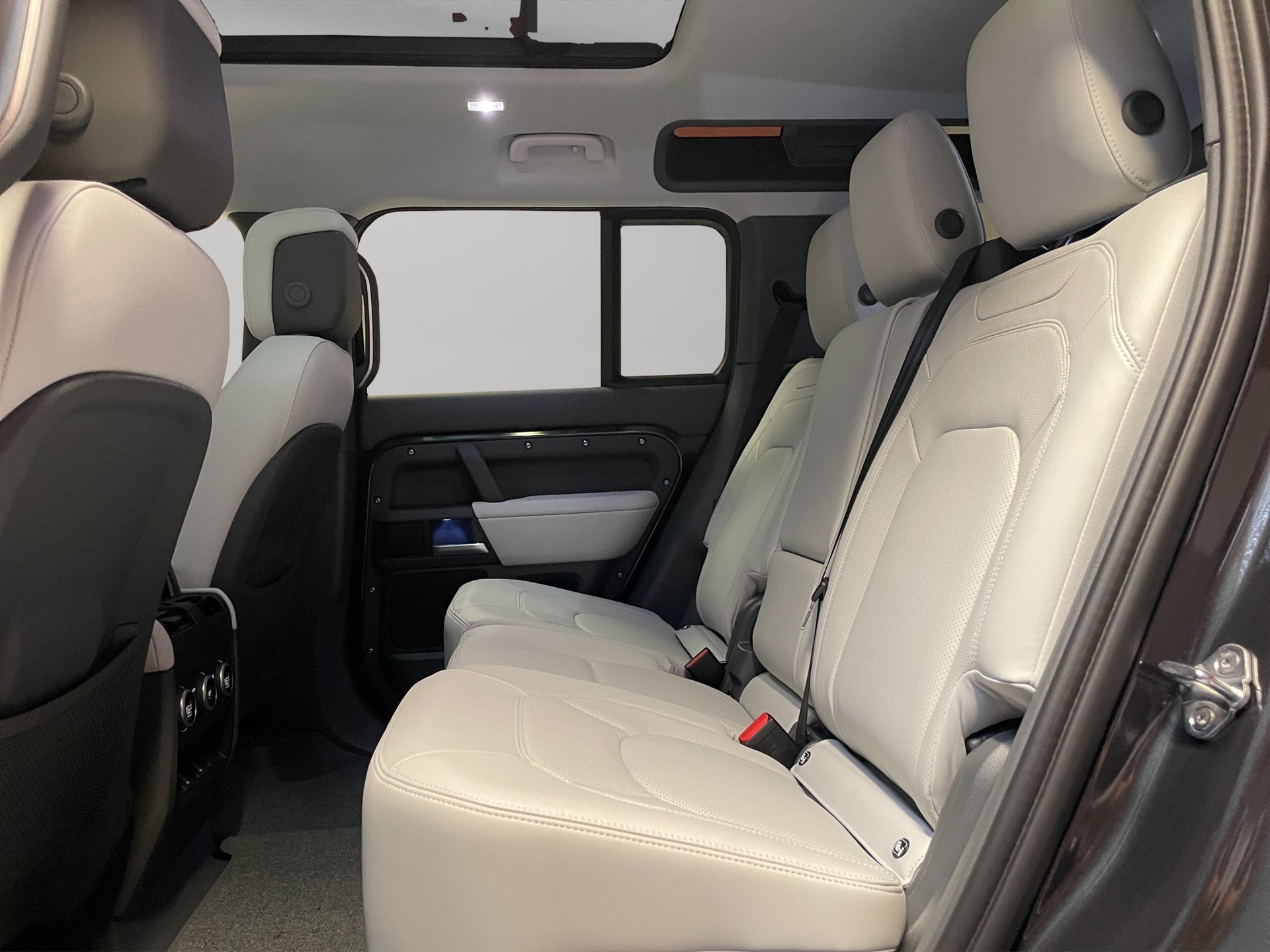 LAND ROVER Defender 110 3.0 D I6 350 X-Dynamic HSE-image-8
