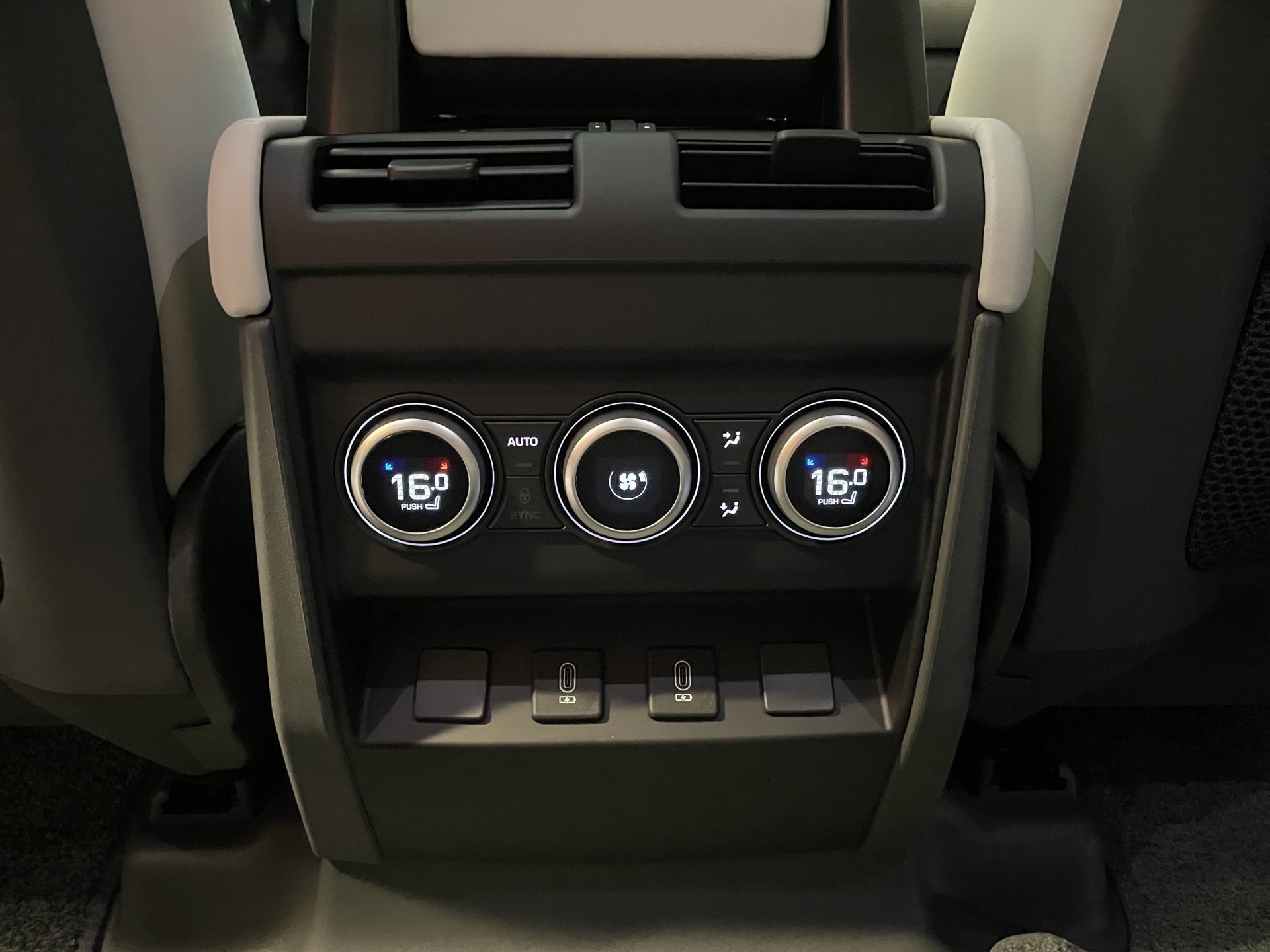 LAND ROVER Defender 110 3.0 D I6 350 X-Dynamic HSE-image-12