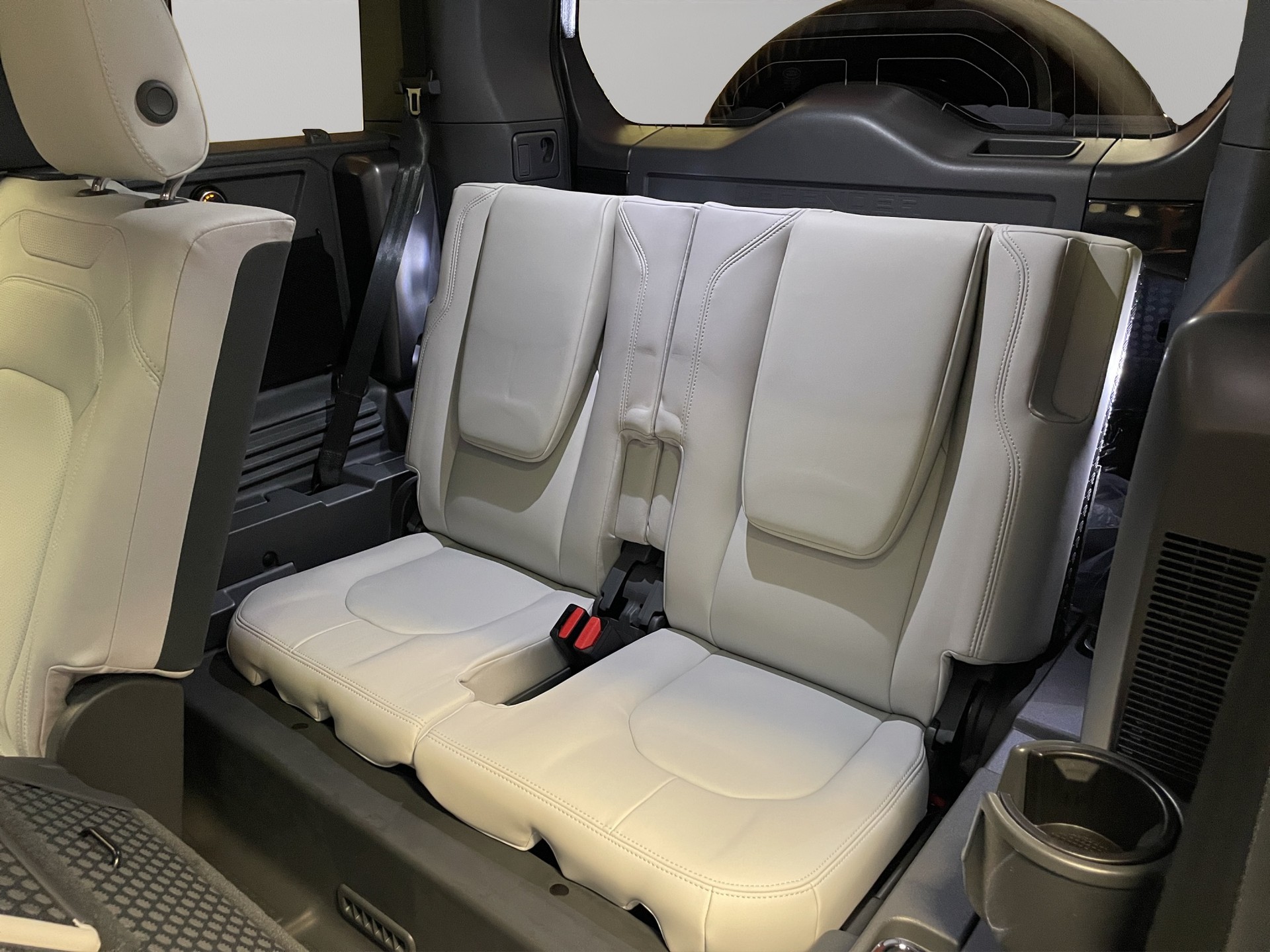 LAND ROVER Defender 110 3.0 D I6 350 X-Dynamic HSE-image-11