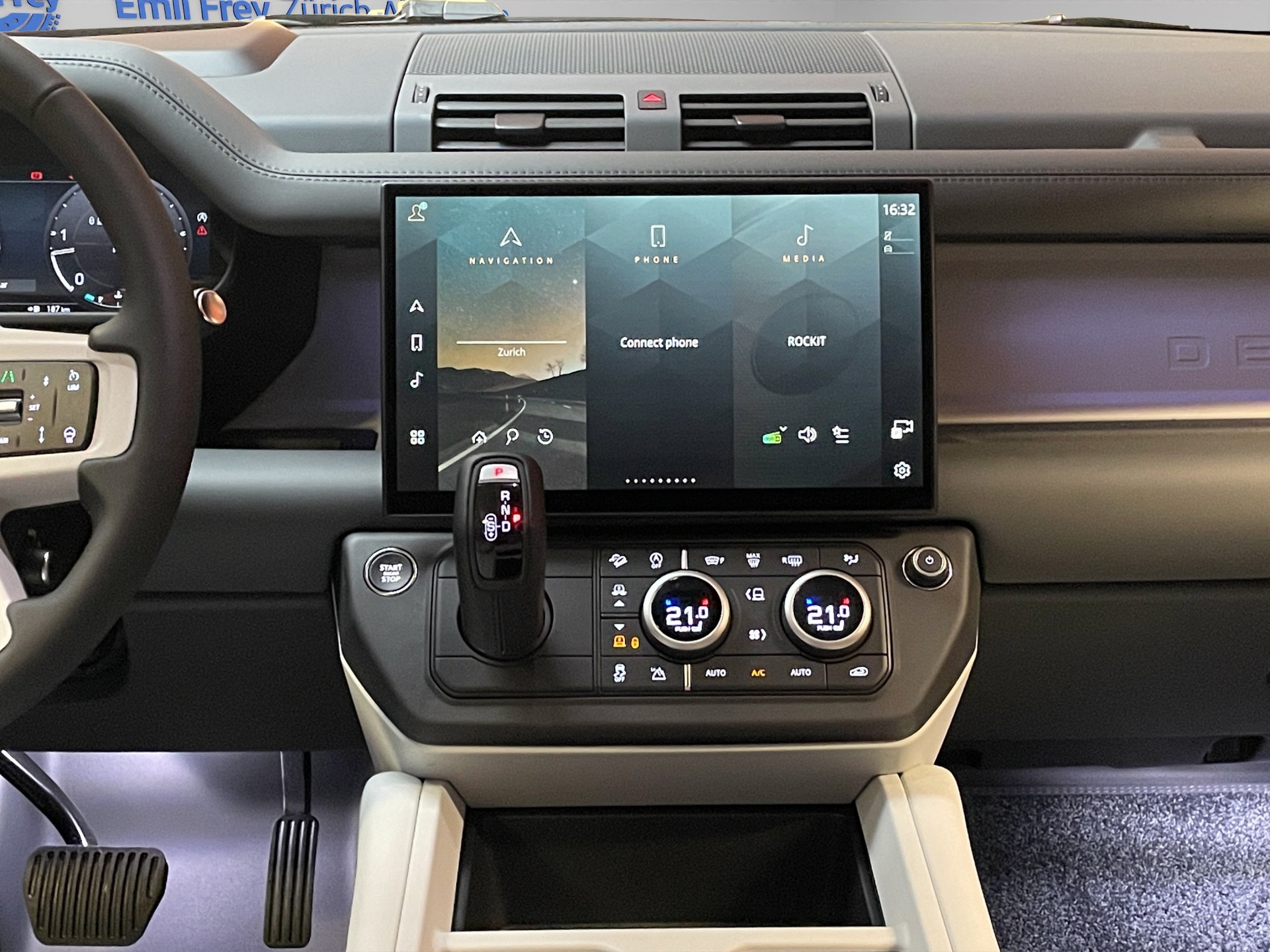 LAND ROVER Defender 110 3.0 D I6 350 X-Dynamic HSE-image-9