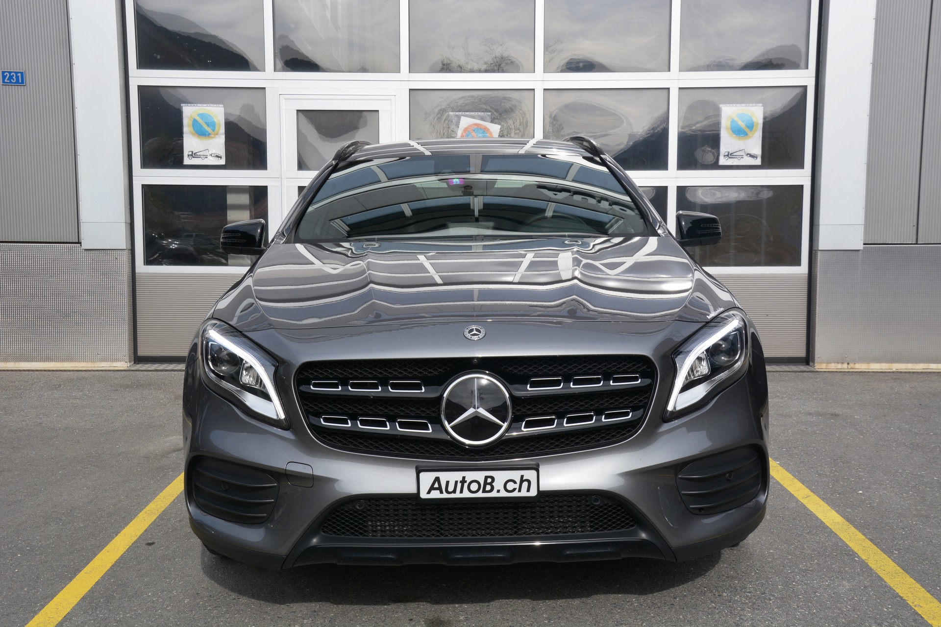 MERCEDES-BENZ GLA 250 AMG Line 4Matic 7G-DCT-image-2