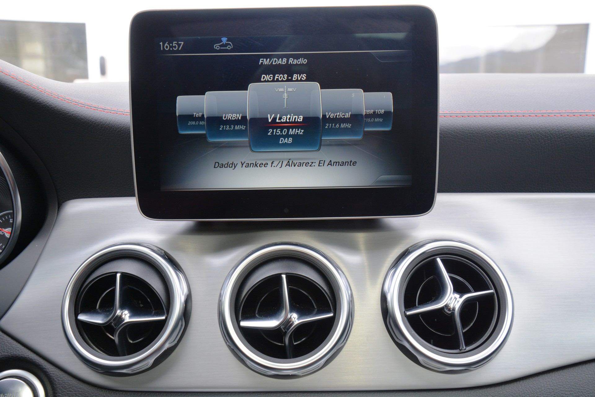 MERCEDES-BENZ GLA 250 AMG Line 4Matic 7G-DCT-image-9