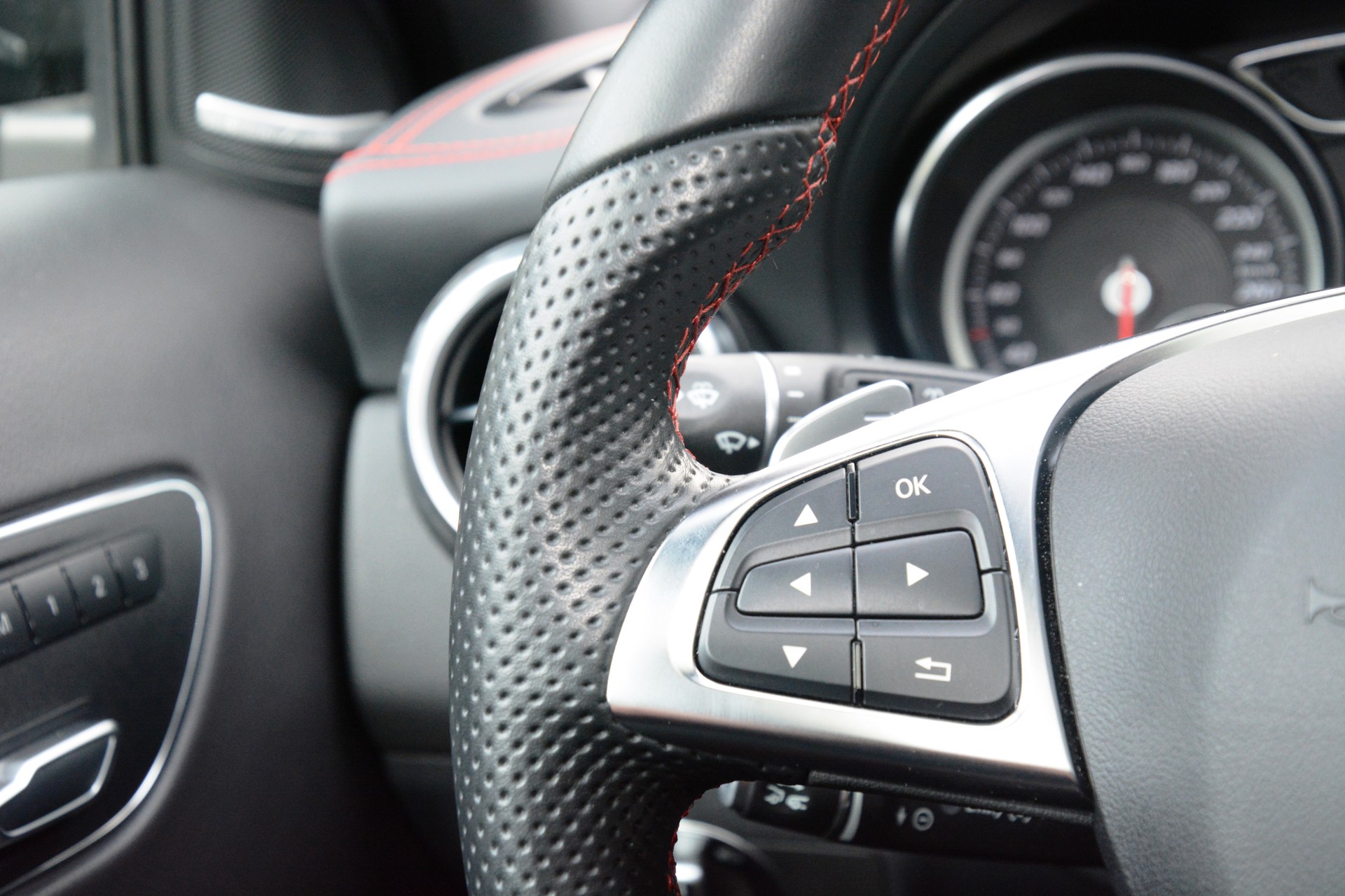 MERCEDES-BENZ GLA 250 AMG Line 4Matic 7G-DCT-image-12