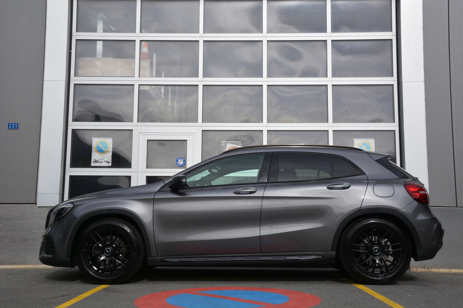 MERCEDES-BENZ GLA 250 AMG Line 4Matic 7G-DCT-image-3