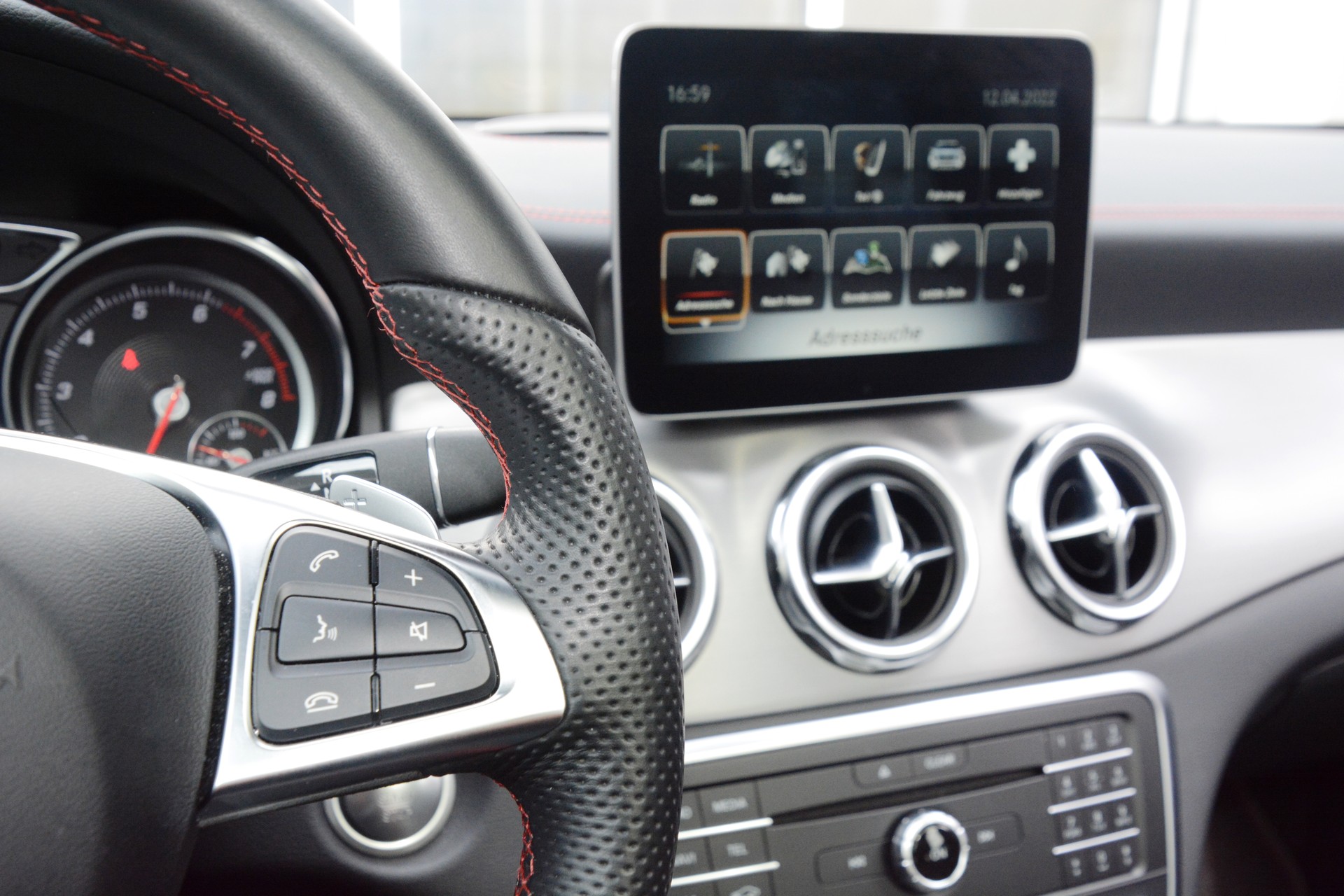 MERCEDES-BENZ GLA 250 AMG Line 4Matic 7G-DCT-image-13