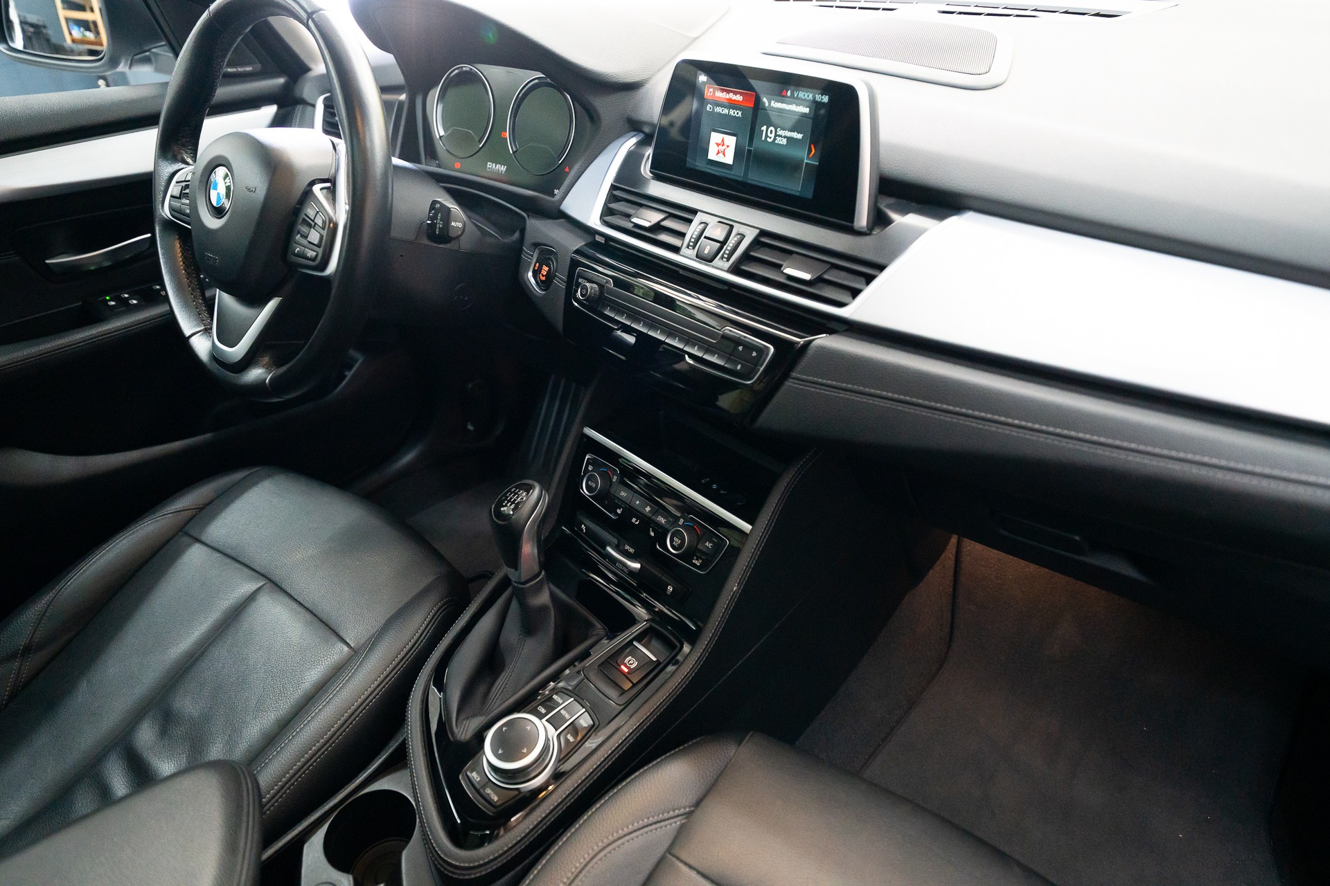 BMW 216i Gran Tourer Luxury Line-image-9