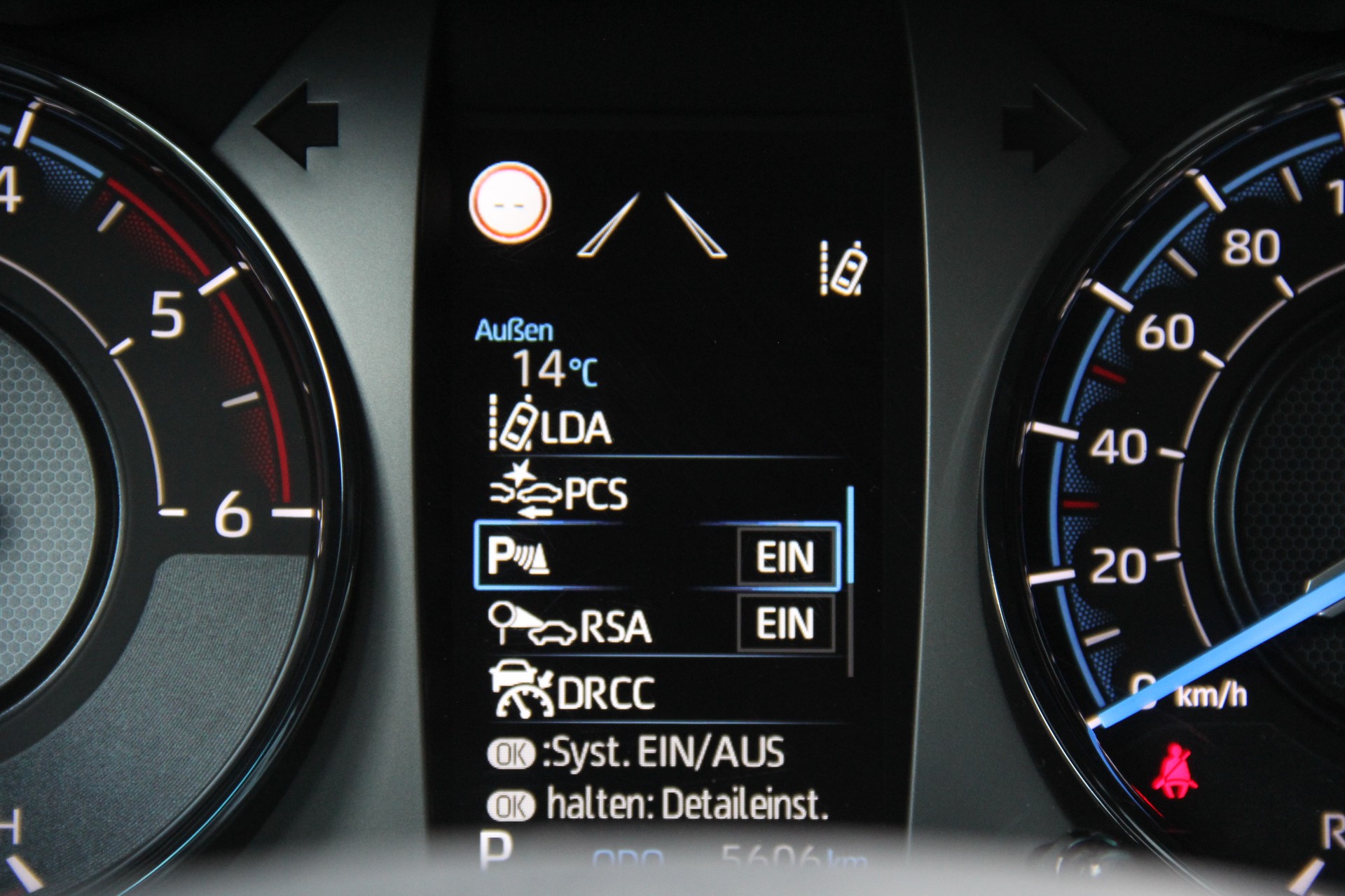 TOYOTA Hilux 2.8d MHEV Invincible Double Cab 4x4 *3500Kg-ANHÄNGEKUPPLUNG* -360°-KAMERA -LEDER -JBL-SOUND -4xSITZHEIZUNG-image-9