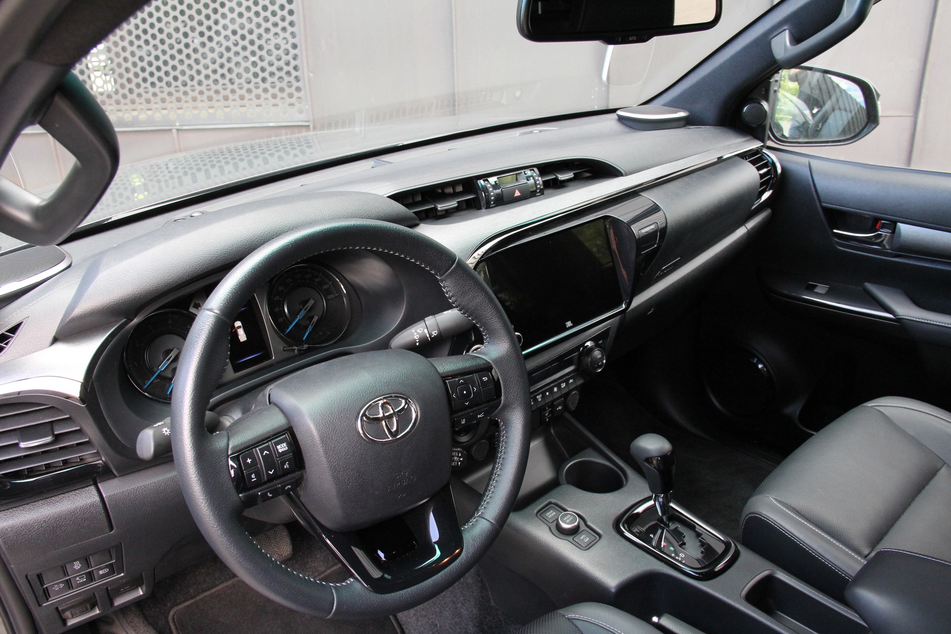 TOYOTA Hilux 2.8d MHEV Invincible Double Cab 4x4 *3500Kg-ANHÄNGEKUPPLUNG* -360°-KAMERA -LEDER -JBL-SOUND -4xSITZHEIZUNG-image-8