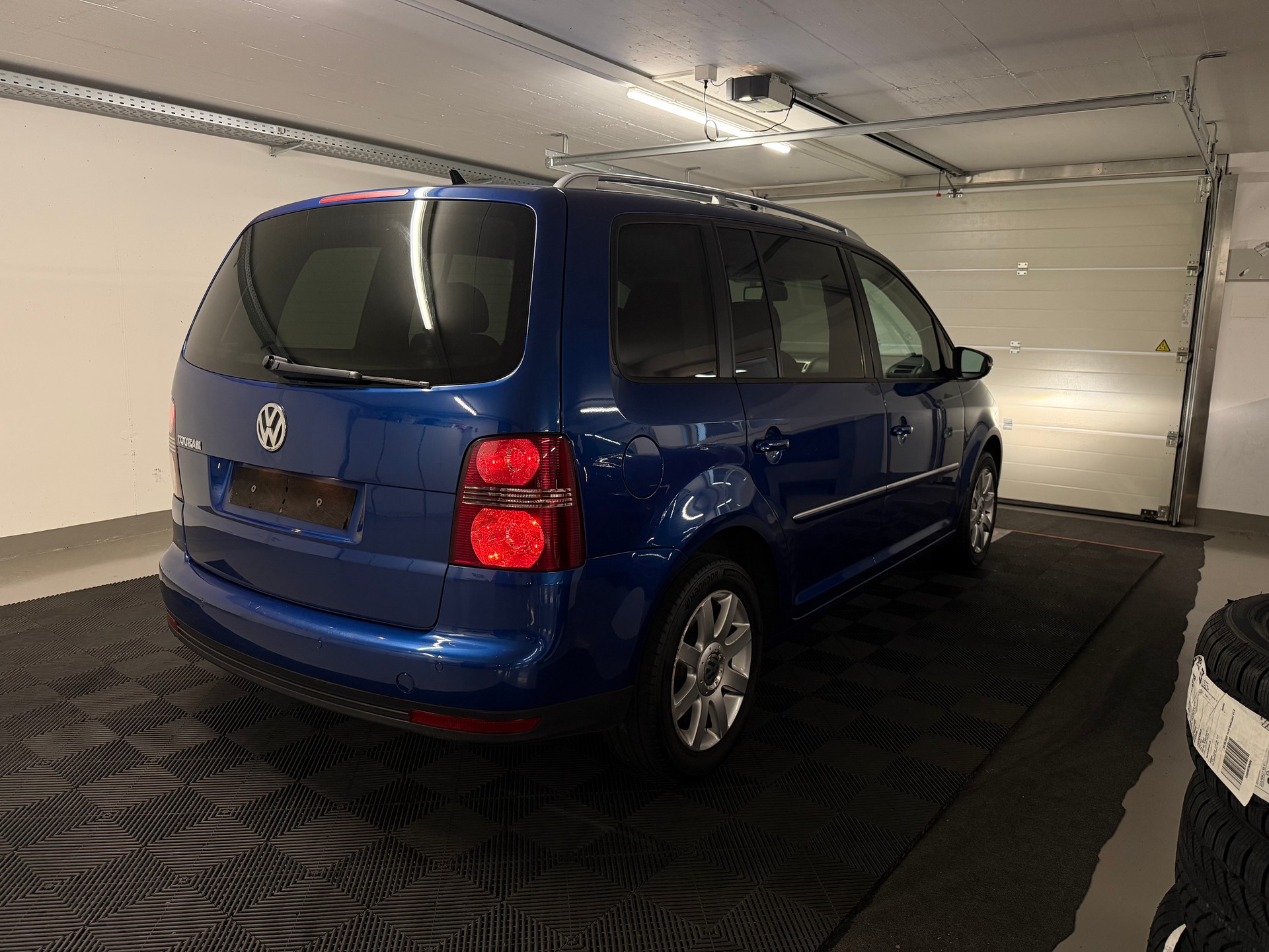 VW Touran 1.9 TDI Highline DSG-image-3