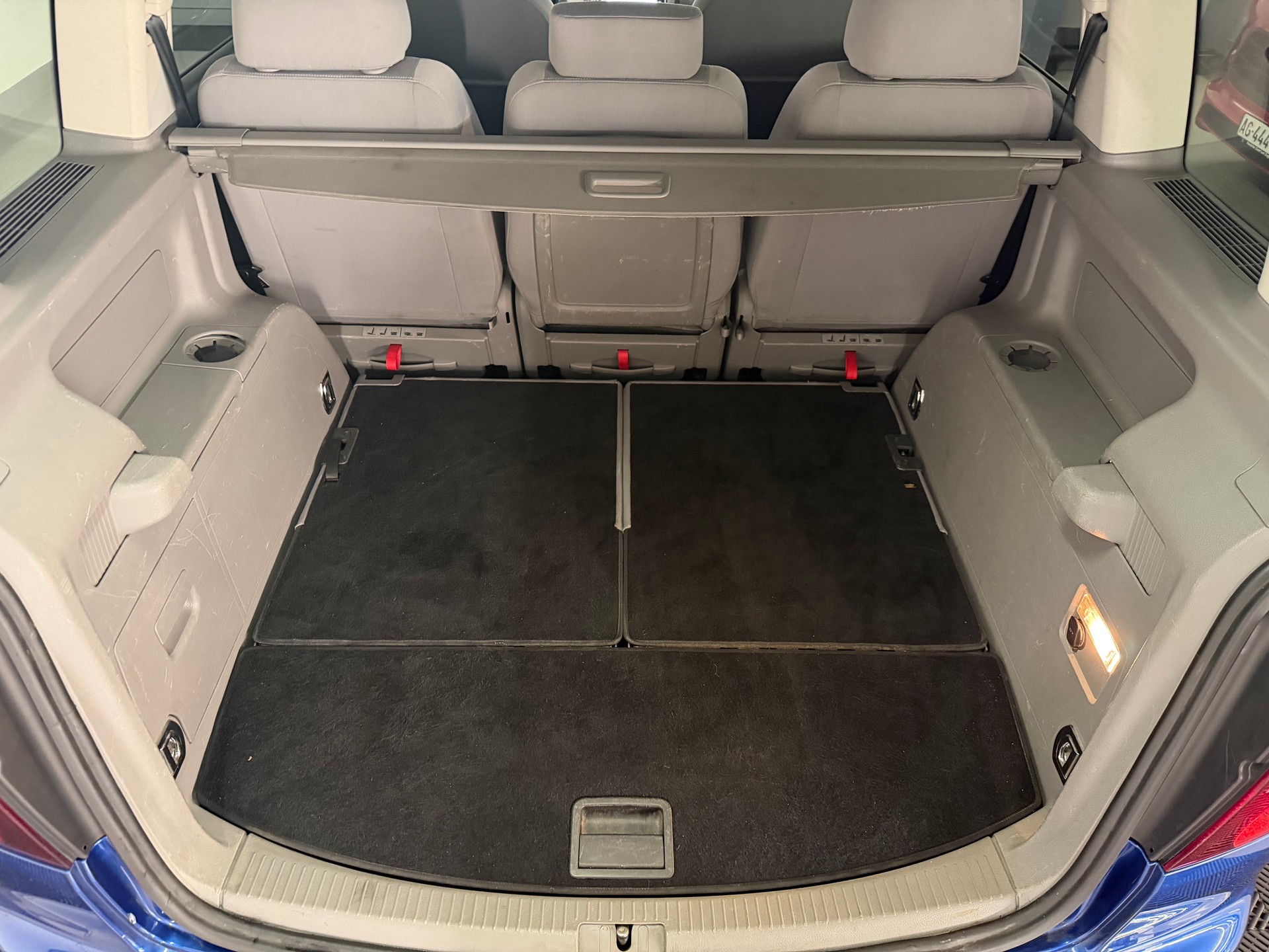 VW Touran 1.9 TDI Highline DSG-image-23