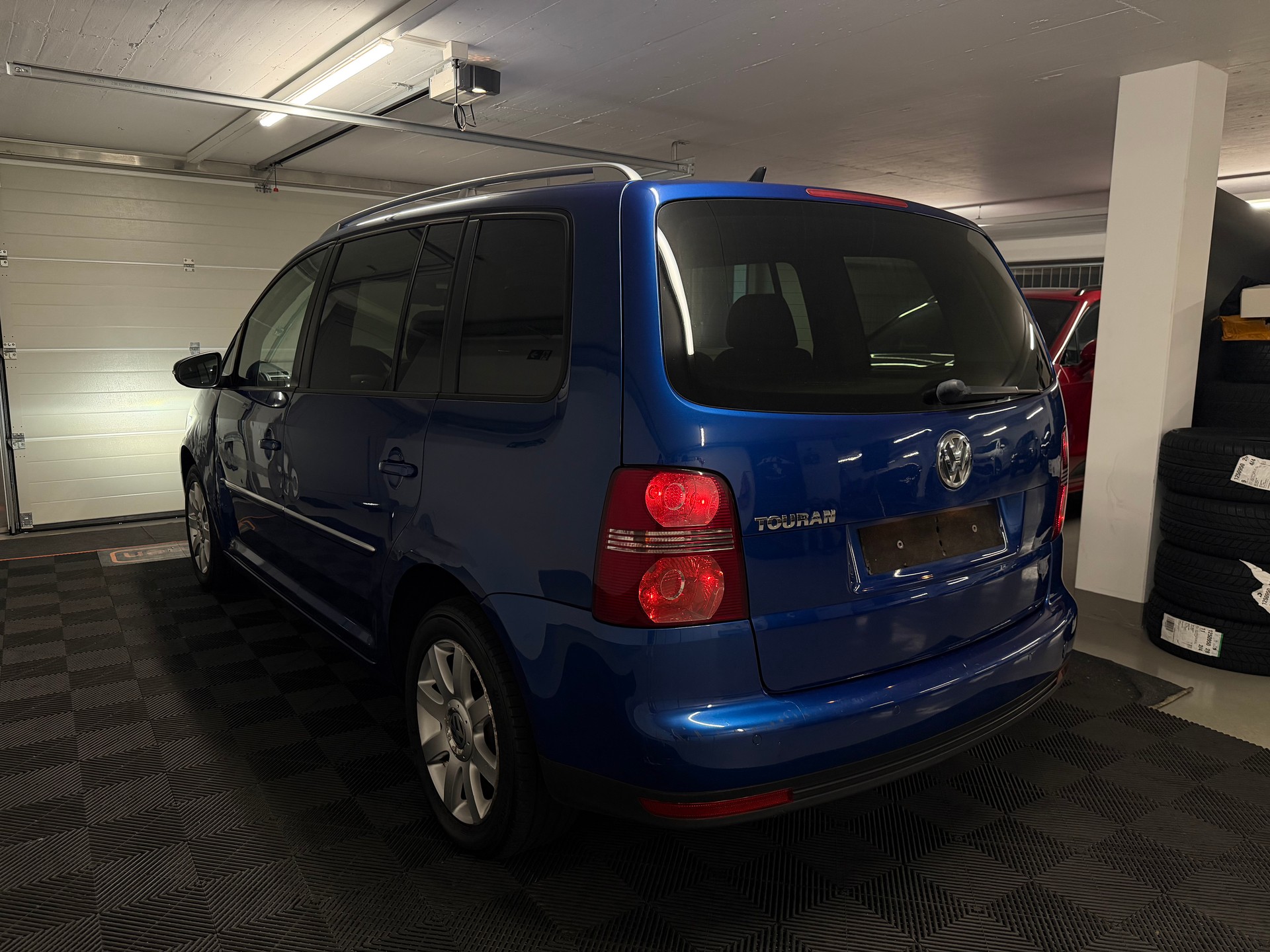 VW Touran 1.9 TDI Highline DSG-image-5