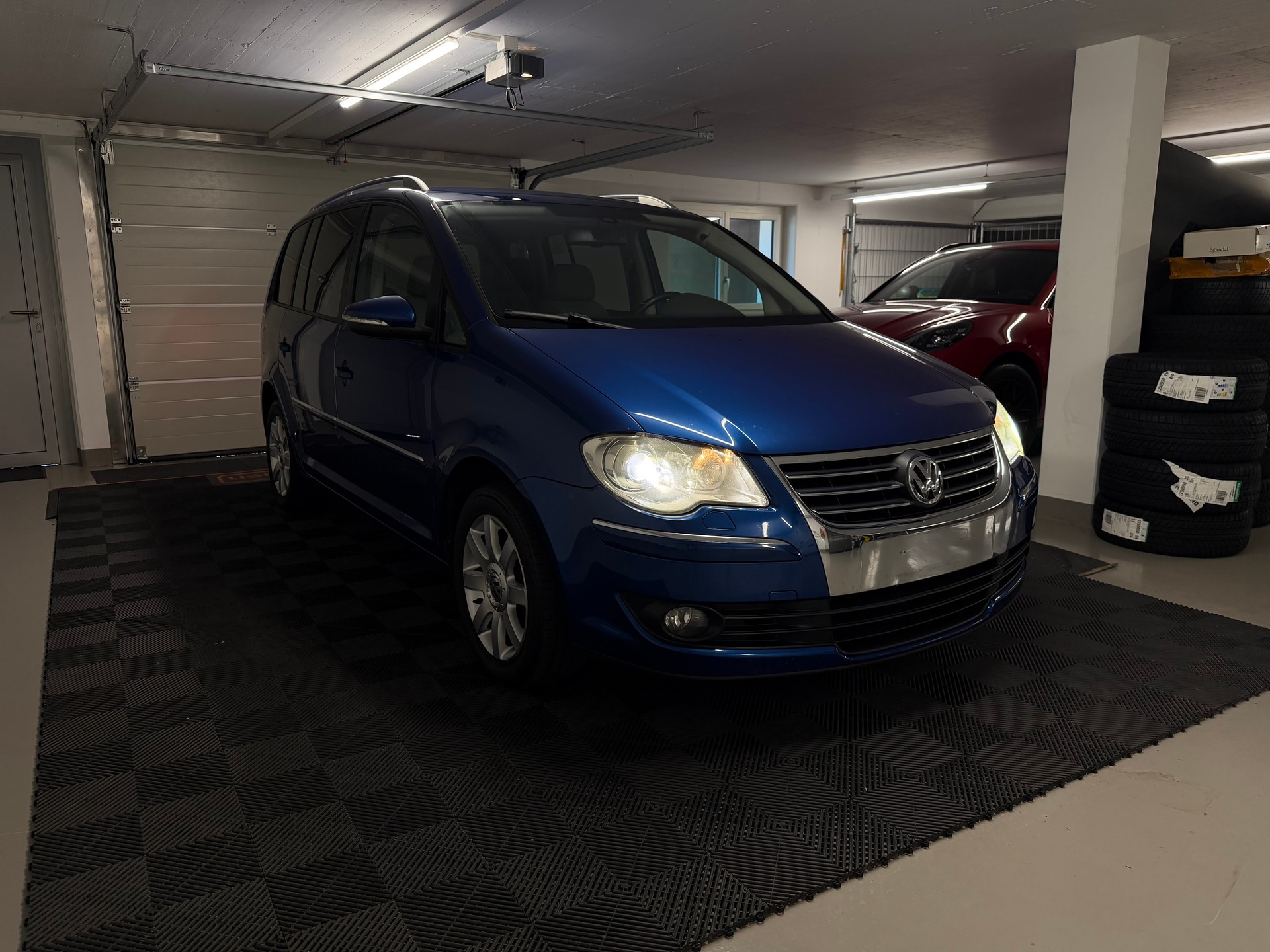 VW Touran 1.9 TDI Highline DSG-image-2