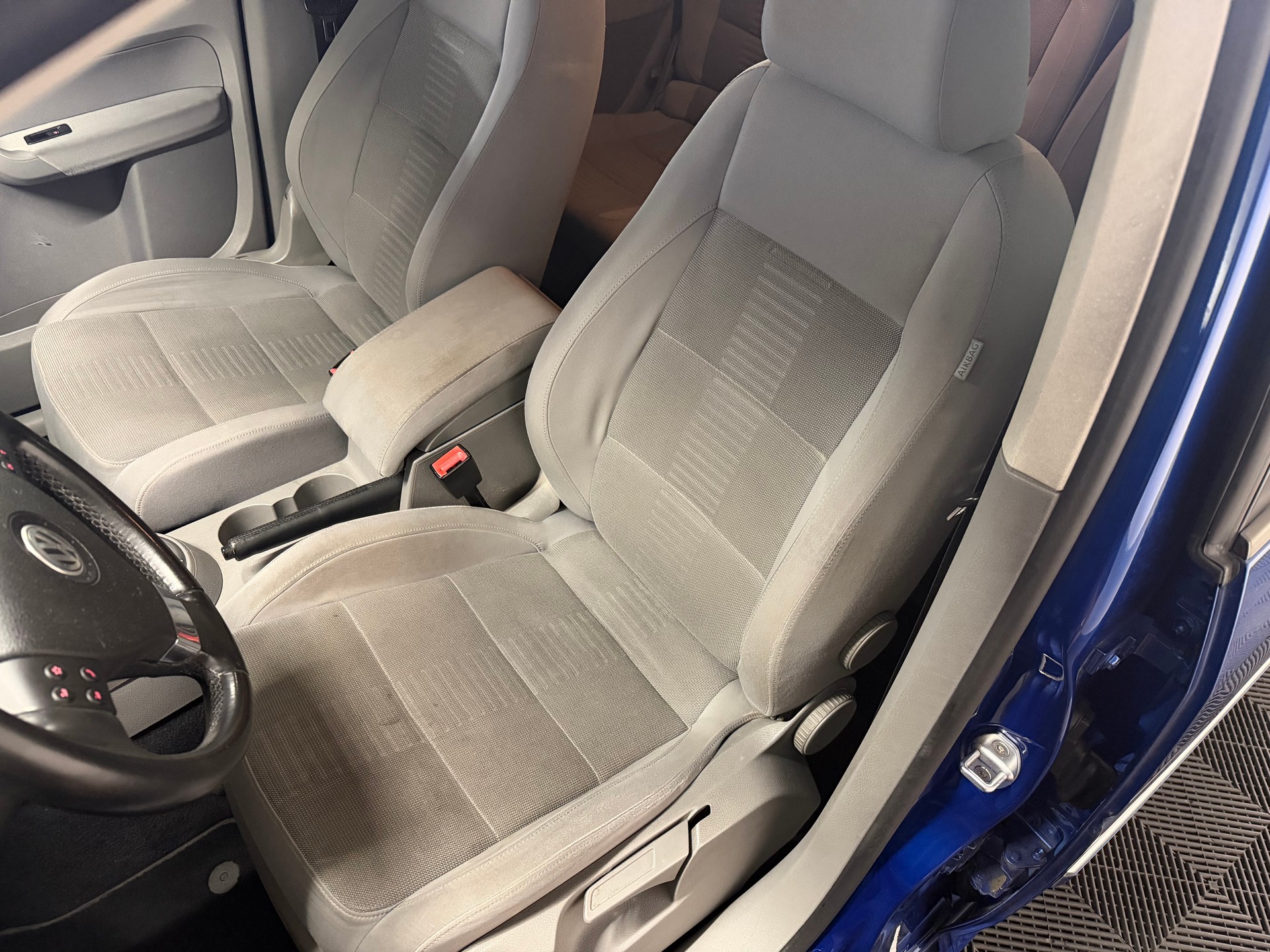 VW Touran 1.9 TDI Highline DSG-image-18