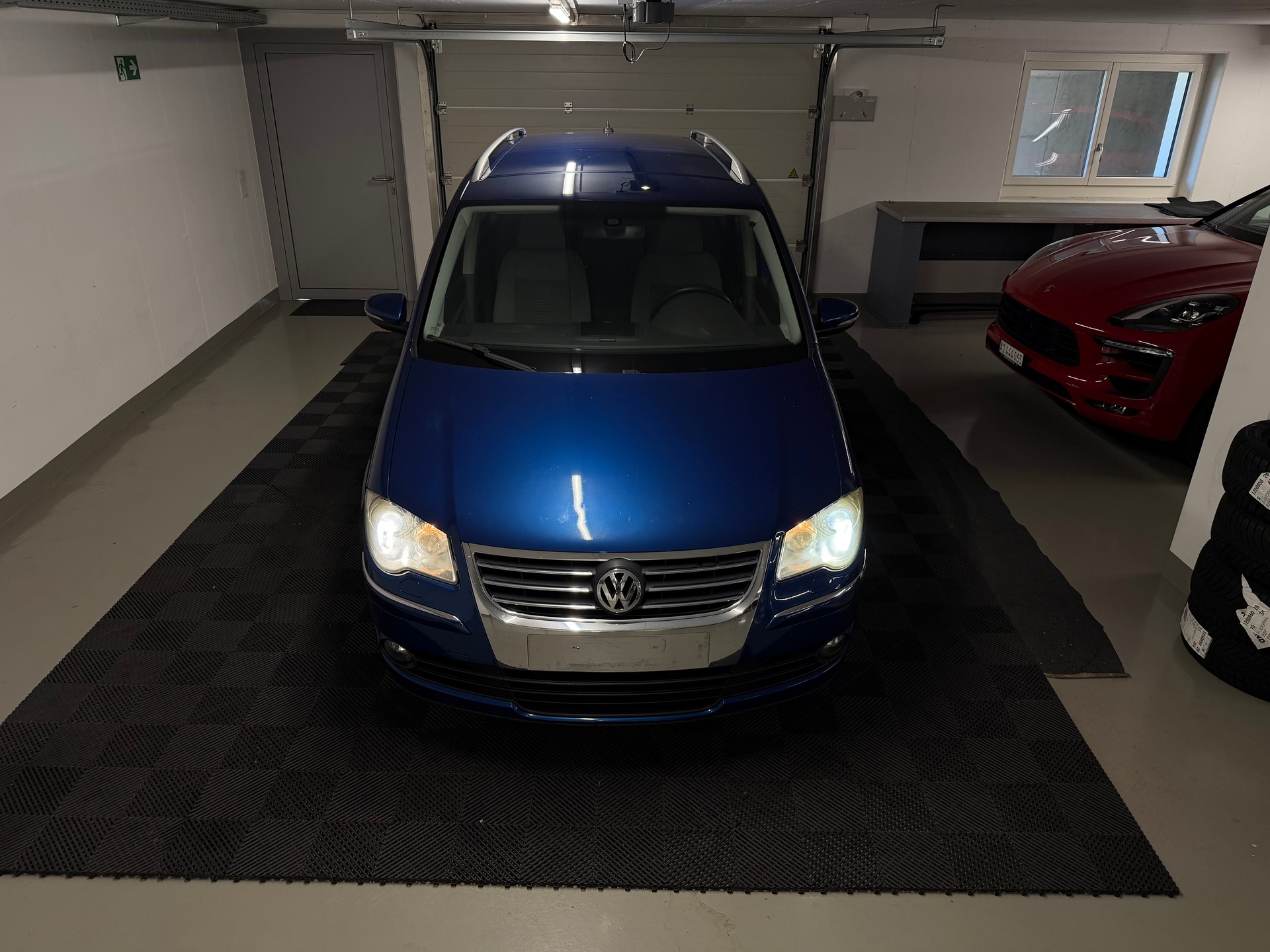 VW Touran 1.9 TDI Highline DSG-image-1