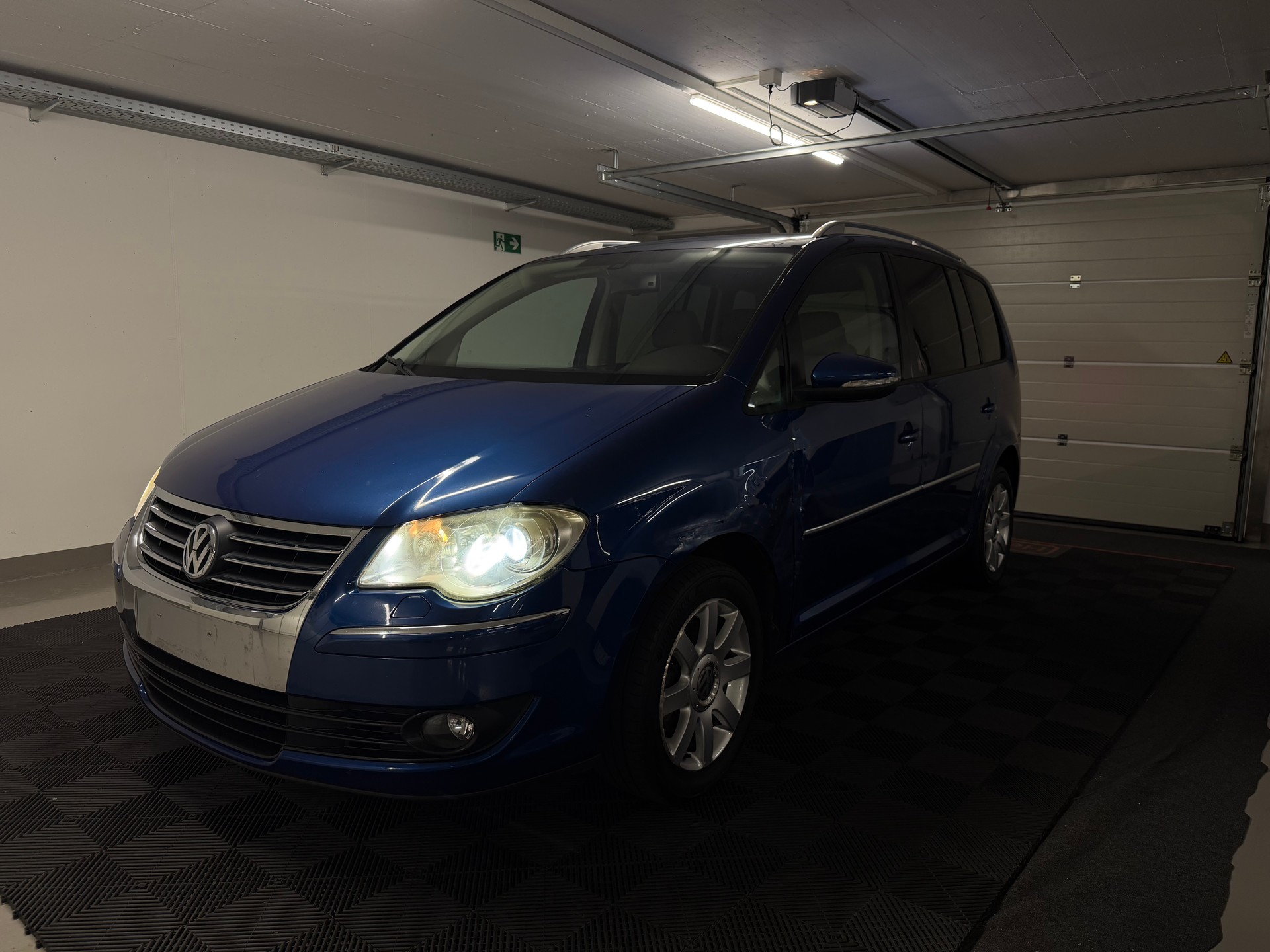 VW Touran 1.9 TDI Highline DSG-image-0