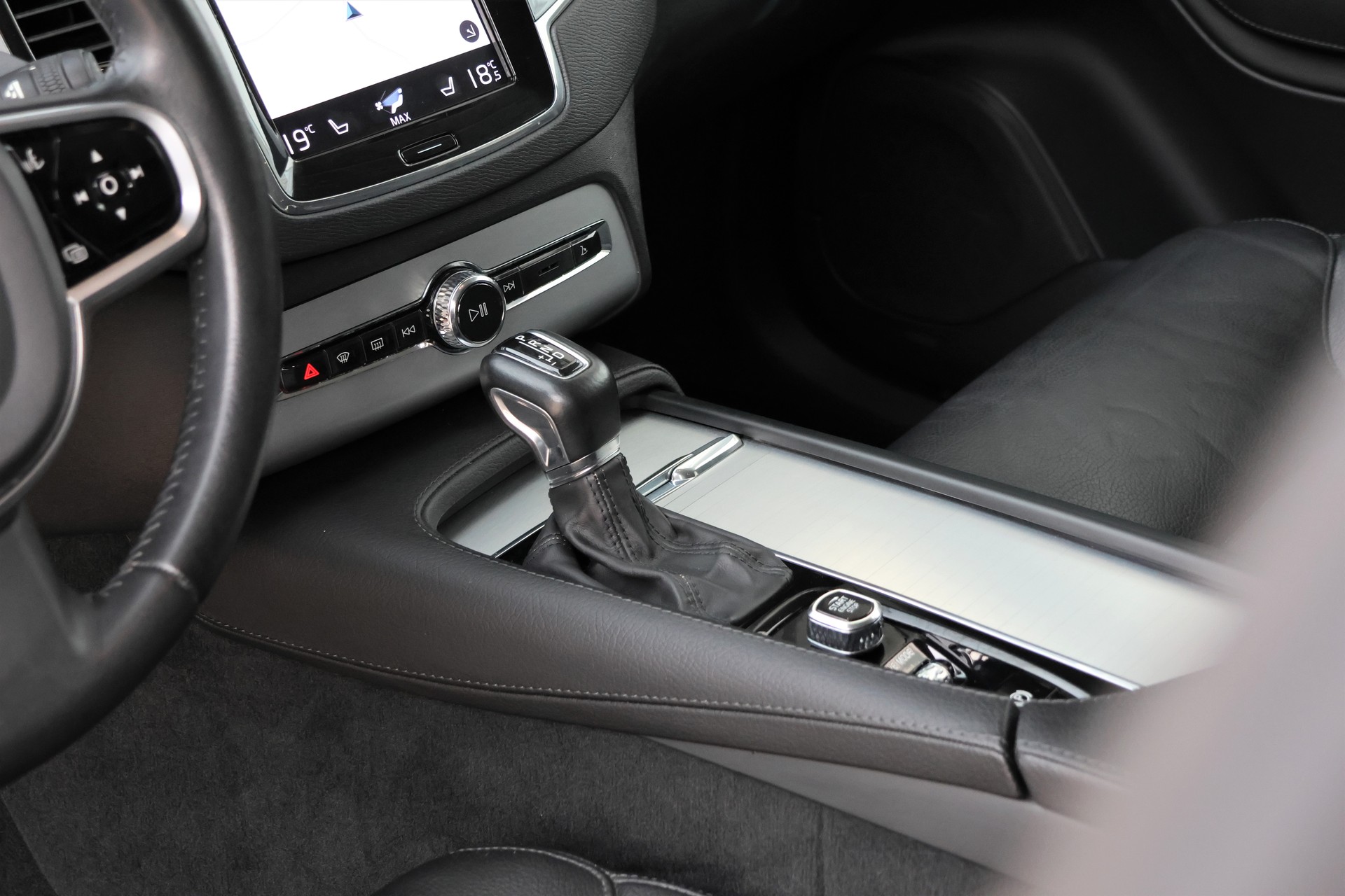 VOLVO XC90 D5 AWD Momentum Geartronic (CH) 7 Plätzer-image-11
