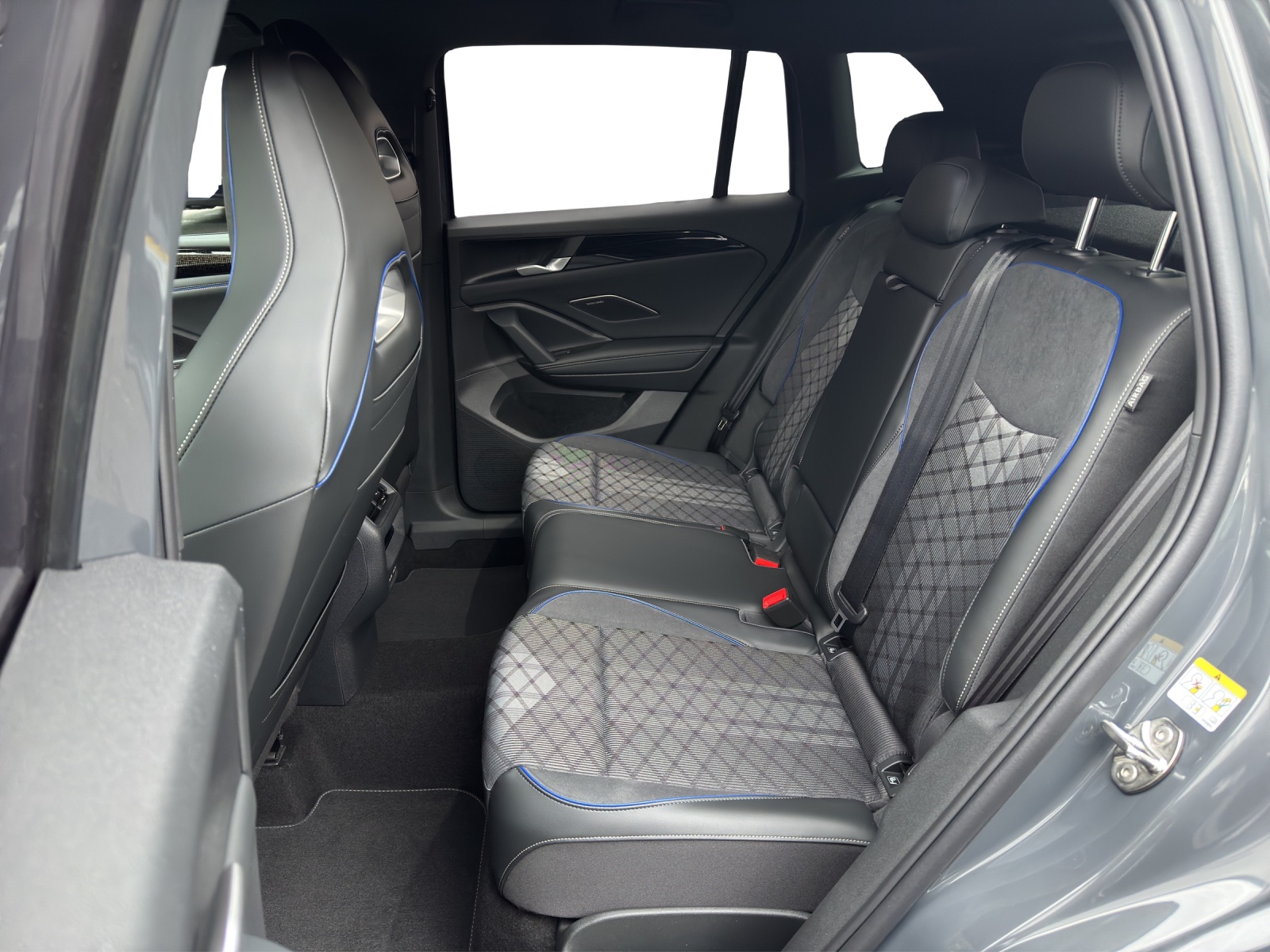 VW Tiguan 2.0 TDI SCR R-Line 4Motion DSG-image-13
