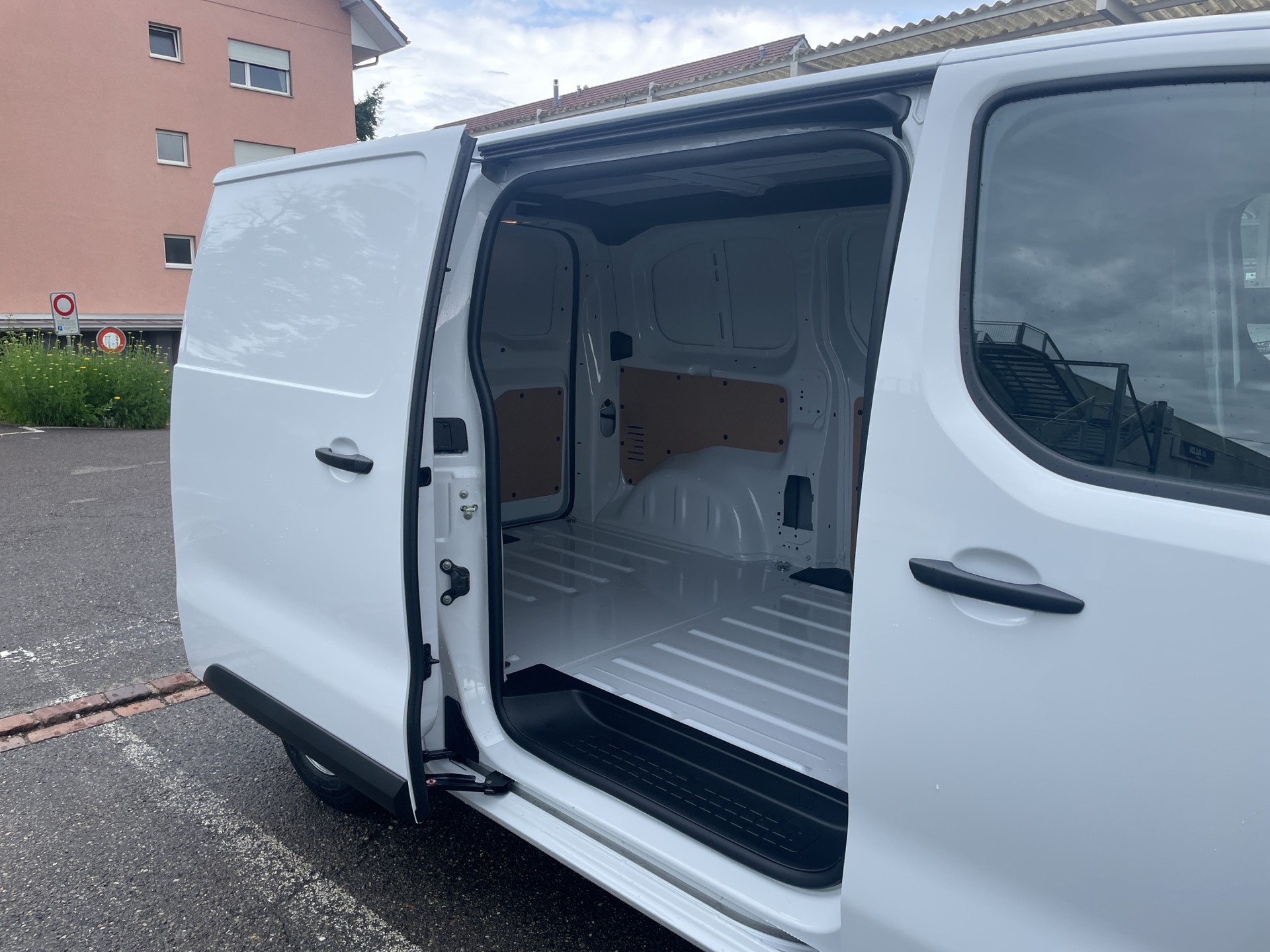 OPEL Vivaro-e Cargo 75kWh-image-9